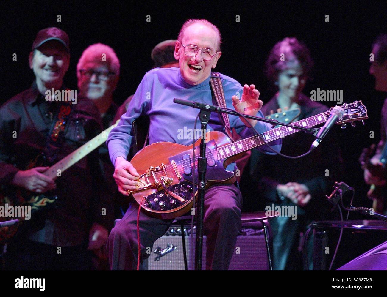 30. Oktober 2008 – Cleveland, OH, USA – 13. August 2009 – New York – Les Paul, renommierter Gitarrist, Entertainer und Erfinder ist im Alter von 94 Jahren gestorben. Einer der wichtigsten Einflüsse auf den Klang des 20. Jahrhunderts Les PaulÃs Karriere in Musik und Erfindungen erstreckt sich von den 1930er Jahren bis zur Gegenwart. Les Paul ist einer der beliebtesten, einflussreichsten und erfolgreichsten E-Gitarristen und HeÃs AmericaÃs, der als frühe Innovatoren in der Entwicklung der soliden Body-Gitarre bekannt ist. Sein bahnbrechendes Design wurde die Vorlage für den 1952 eingeführten Les Paul-Elektromotor von GibsonÃs. Dateifoto: Stockfoto
