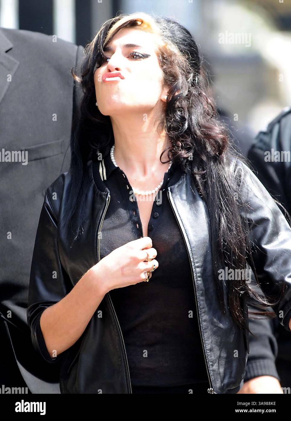 24. Juli 2009 – London, England, USA – 24. Juli 2009 – London, England – Amy Winehouse. Amy Winehouse verließ die City of Westminster Magistrates Court, wo sie des Angriffs freigesprochen wurde. Foto: Steve Maisey/Photoshot/AdMedia (Foto: © Steve Maisey/AdMedia via ZUMA Wire) Stockfoto