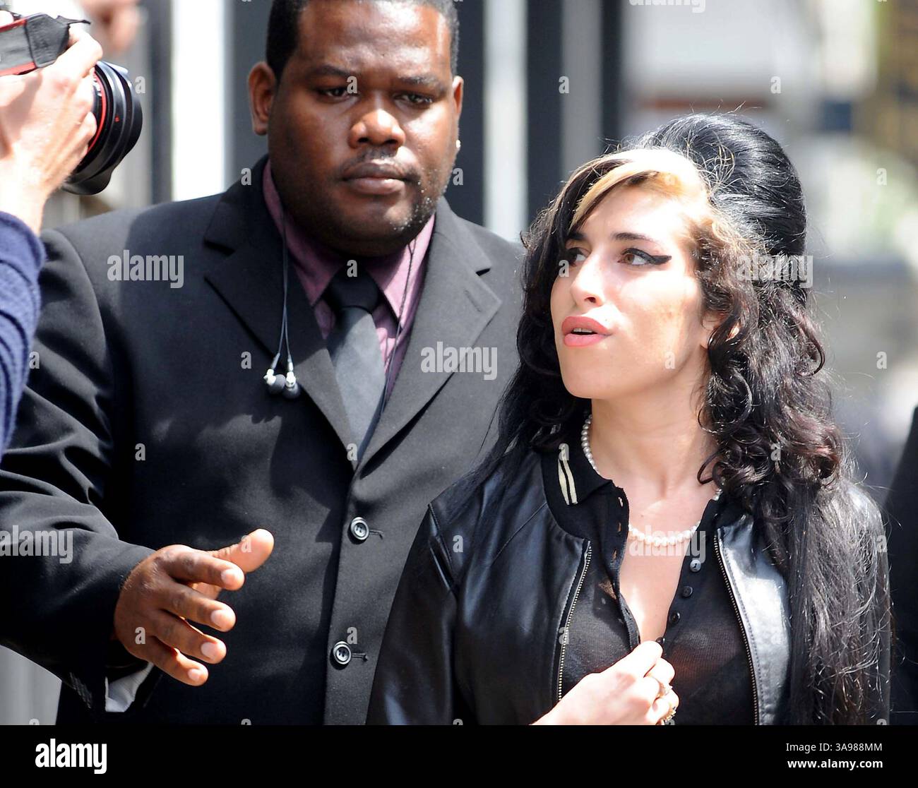 24. Juli 2009 – London, England, USA – 24. Juli 2009 – London, England – Amy Winehouse. Amy Winehouse verließ die City of Westminster Magistrates Court, wo sie des Angriffs freigesprochen wurde. Foto: Steve Maisey/Photoshot/AdMedia (Foto: © Steve Maisey/AdMedia via ZUMA Wire) Stockfoto