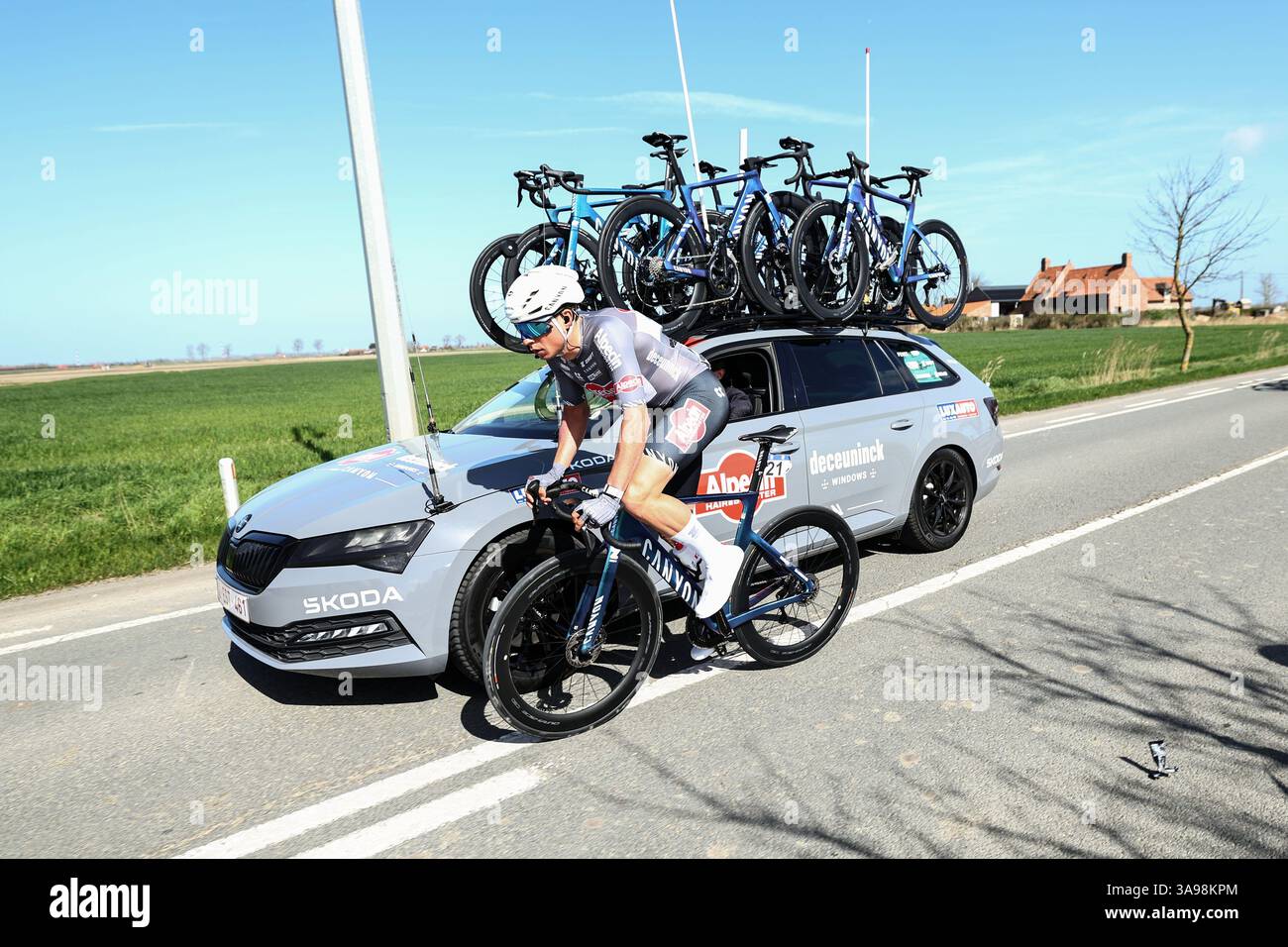 Wevelgem, Belgien. 30. März 2025. Der belgische Jasper Philipsen aus Alpecin-Deceuninck macht sich nach mechanischen Problemen während des eintägigen Radrennens „Gent-Wevelgem – in Flanders Fields“, 250,3 km von Ieper nach Wevelgem, Sonntag, den 30. März 2025, auf den Weg zurück ins Feld. BELGA FOTO DAVID PINTENS Credit: Belga News Agency/Alamy Live News Stockfoto