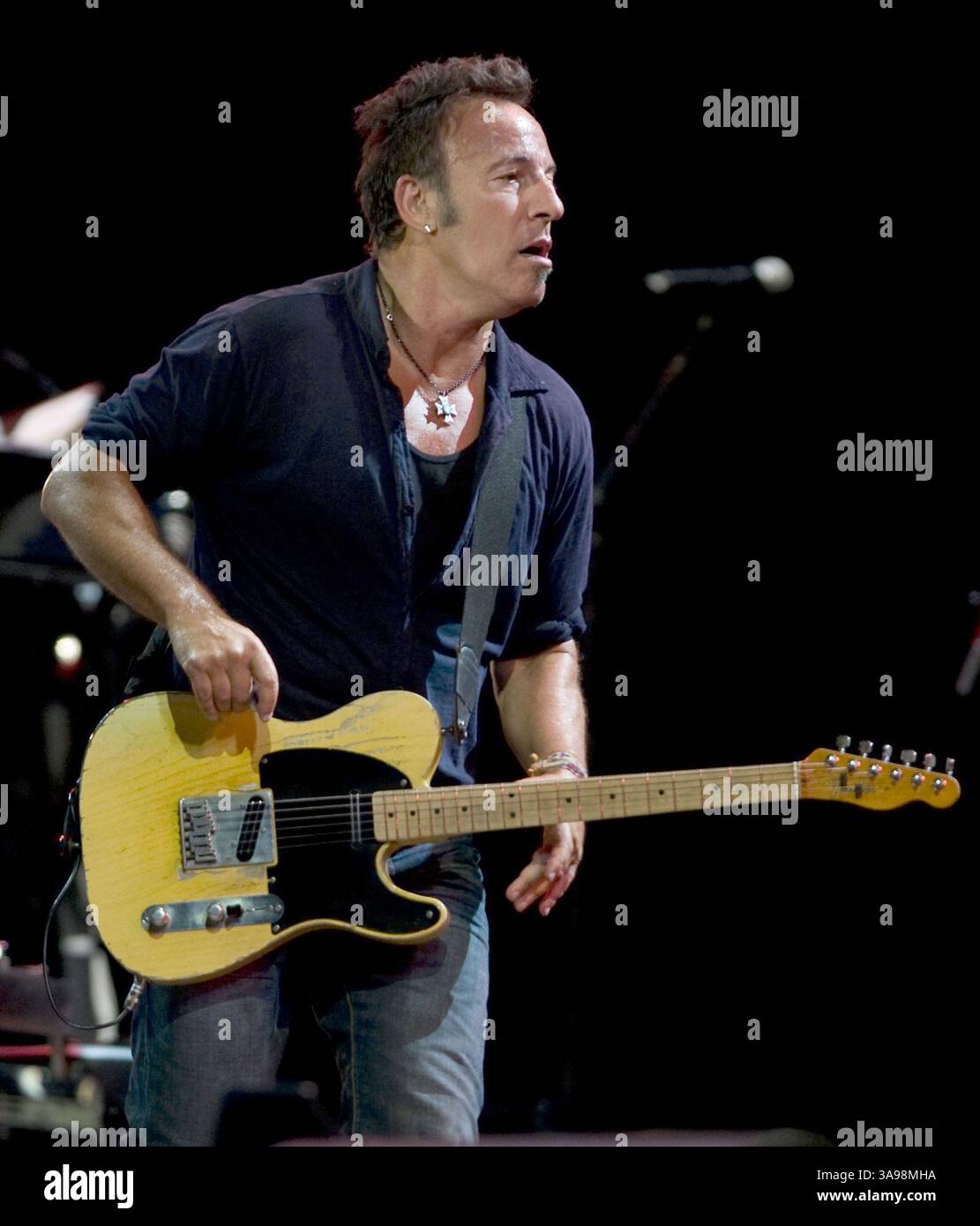 28. Juni 2009 – Glastonbury, Kalifornien, USA – 26. Juni 2009 – Somerset, England – Bruce Springsteen tritt live auf der Pyramid Stage während des Glastonbury Festivals 2009 auf. Foto: Ian Gavan/Photoshot/AdMedia. (Kreditbild: © Ian Gavan/AdMedia via ZUMA Wire) Stockfoto