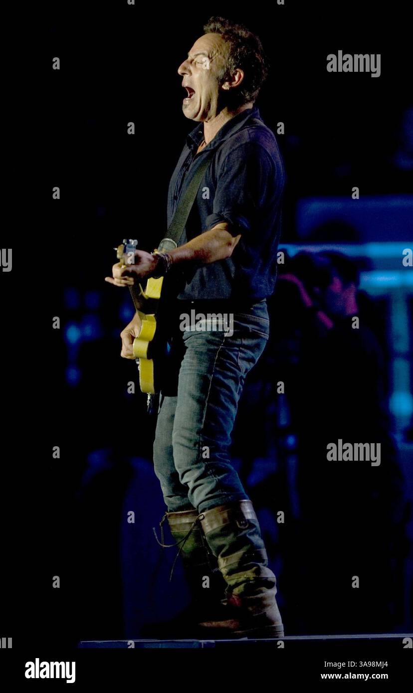 28. Juni 2009 – Glastonbury, Kalifornien, USA – 26. Juni 2009 – Somerset, England – Bruce Springsteen tritt live auf der Pyramid Stage während des Glastonbury Festivals 2009 auf. Foto: Ian Gavan/Photoshot/AdMedia. (Kreditbild: © Ian Gavan/AdMedia via ZUMA Wire) Stockfoto