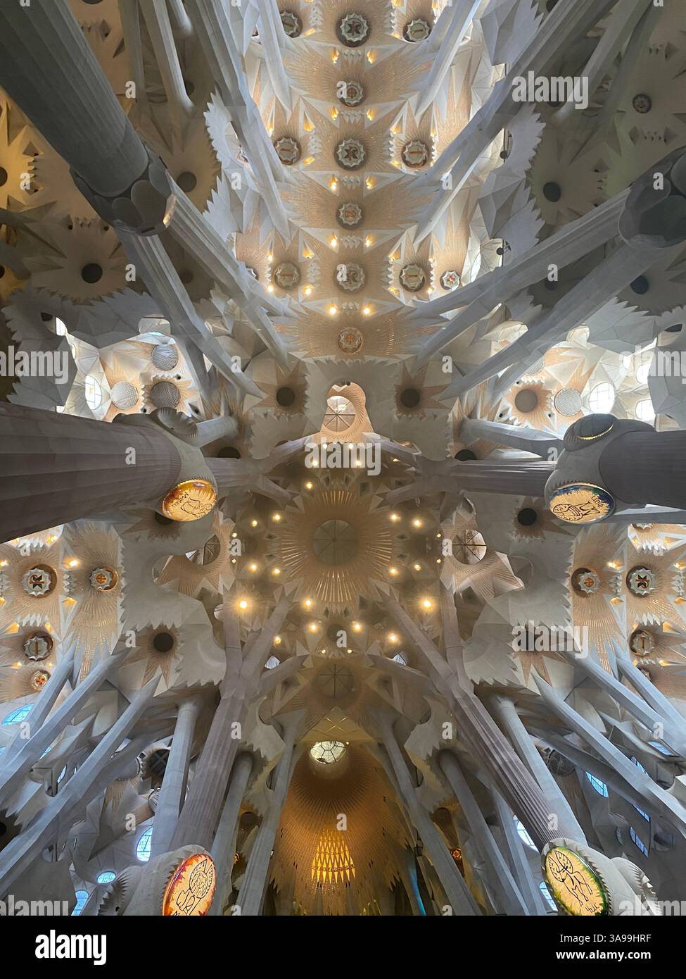 Decke der Sagrada Familia, Barcelona - Smartphone-aufgenommenes Stockfoto