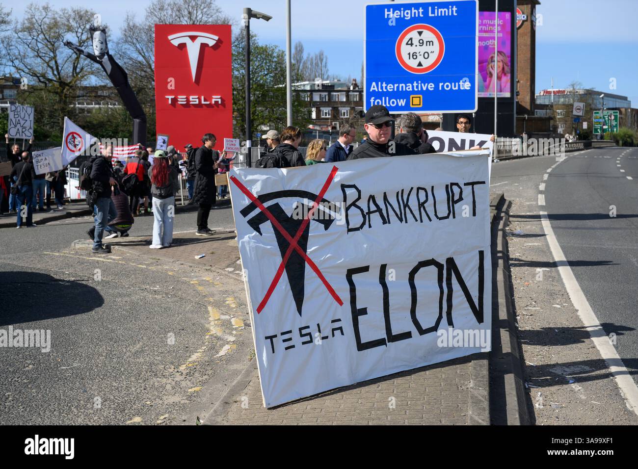 Anti-Elon Musk Demonstranten demonstrierten vor dem Tesla Showroom in Park Royal, London, Großbritannien. Der Protest wurde von Tesla Takedown, einem Grassroo, organisiert Stockfoto