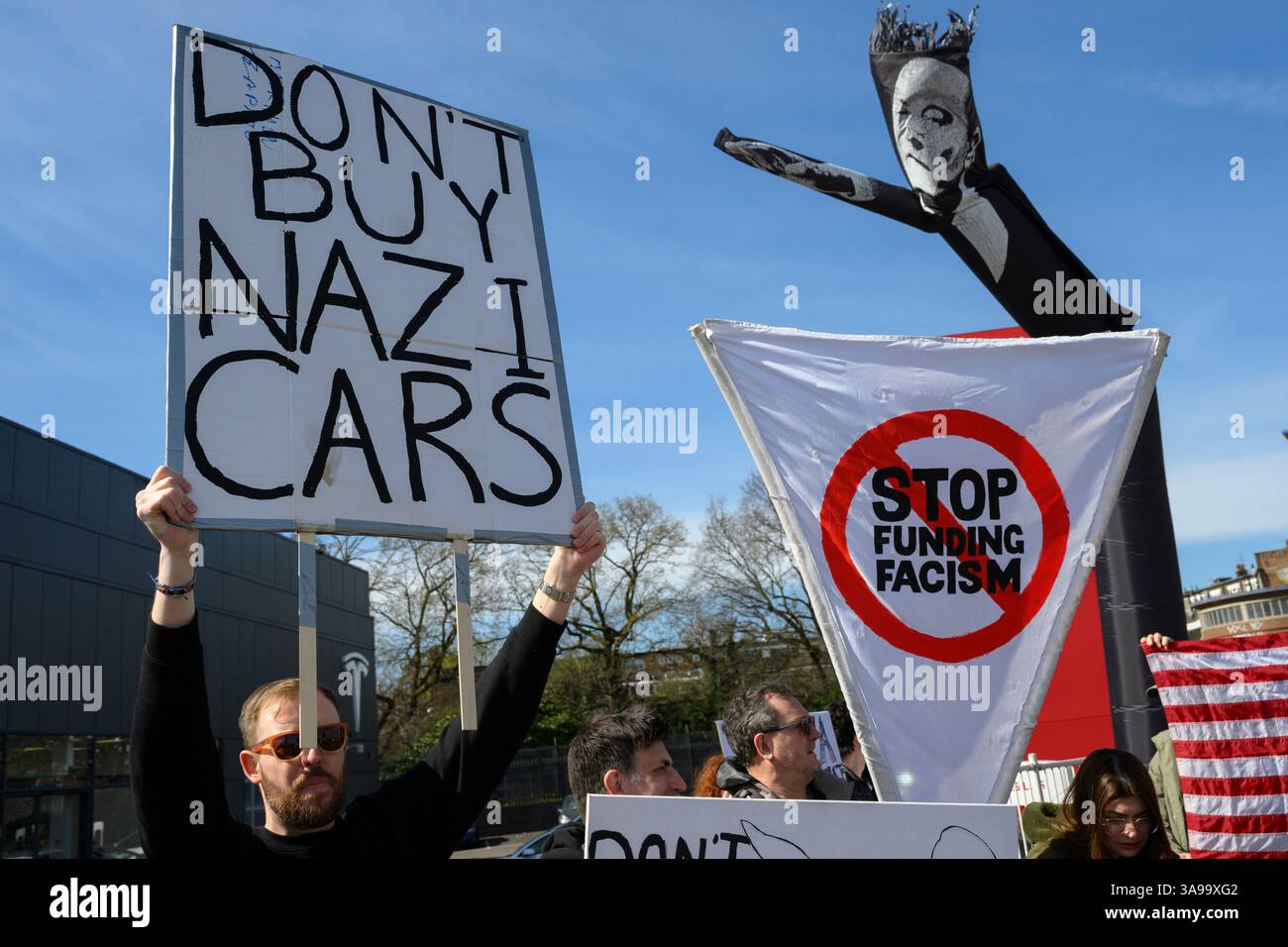 Anti-Elon Musk Demonstranten demonstrierten vor dem Tesla Showroom in Park Royal, London, Großbritannien. Der Protest wurde von Tesla Takedown, einem Grassroo, organisiert Stockfoto