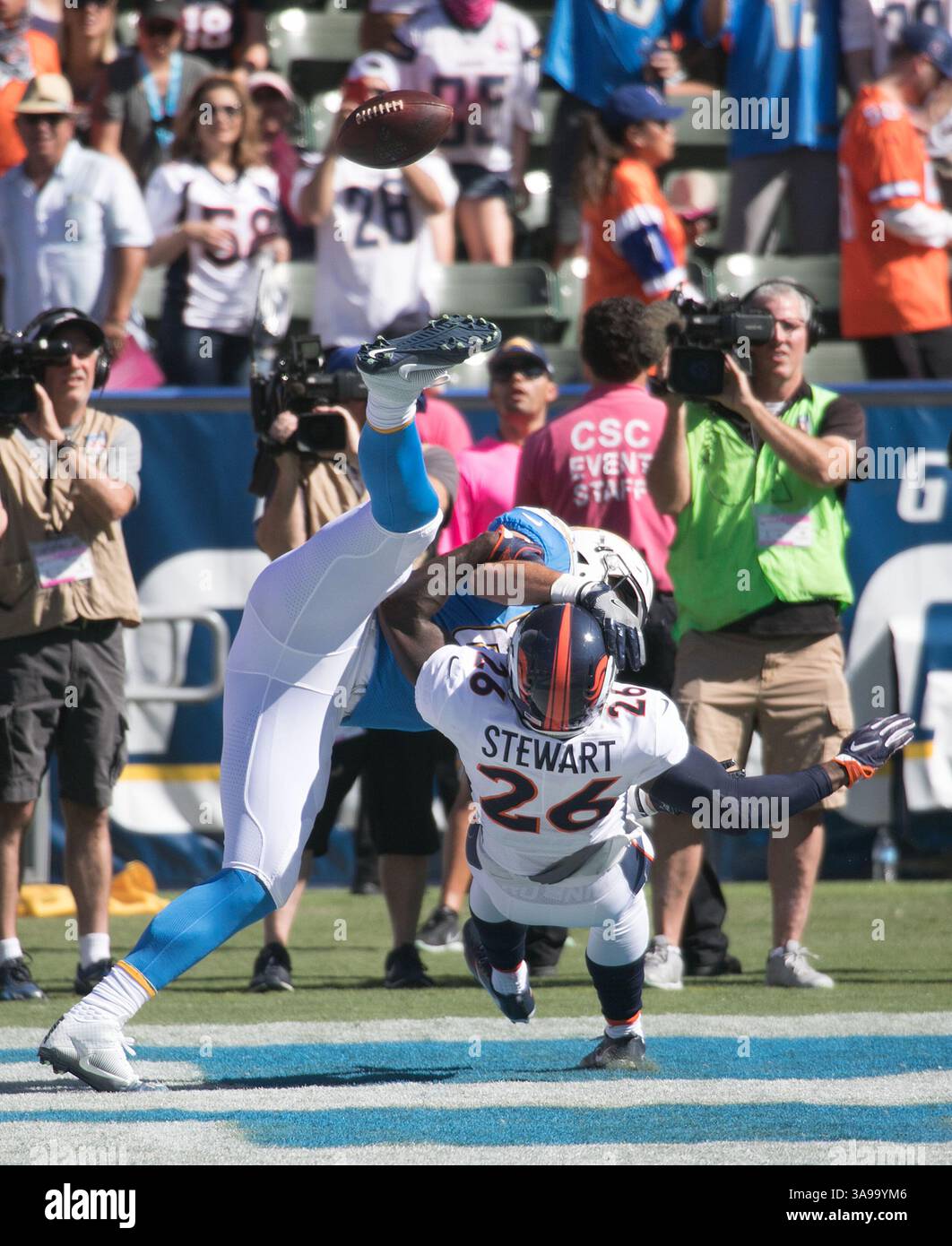 Oktober 2017 – Los Angeles, Kalifornien, USA S - 86 Hunter Henry, TE von den Los Angeles Chargers, ist nicht in der Lage, einen Ball in der Endzone zu fangen, da er von #26 Darian Stewart, S von den Denver Broncos während ihres Spiels am 22. Oktober 2017 im StubHub Center in Los Angeles, Kalifornien, gebrochen wird. Chargers besiegt Broncos, 21:0. (Bild: © Prensa Internacional Via ZUMA Wire) Stockfoto
