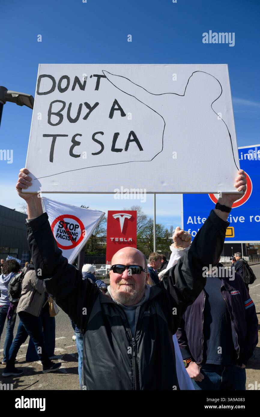 Anti-Elon Musk Demonstranten demonstrierten vor dem Tesla Showroom in Park Royal, London, Großbritannien. Der Protest wurde von Tesla Takedown, einem Grassroo, organisiert Stockfoto