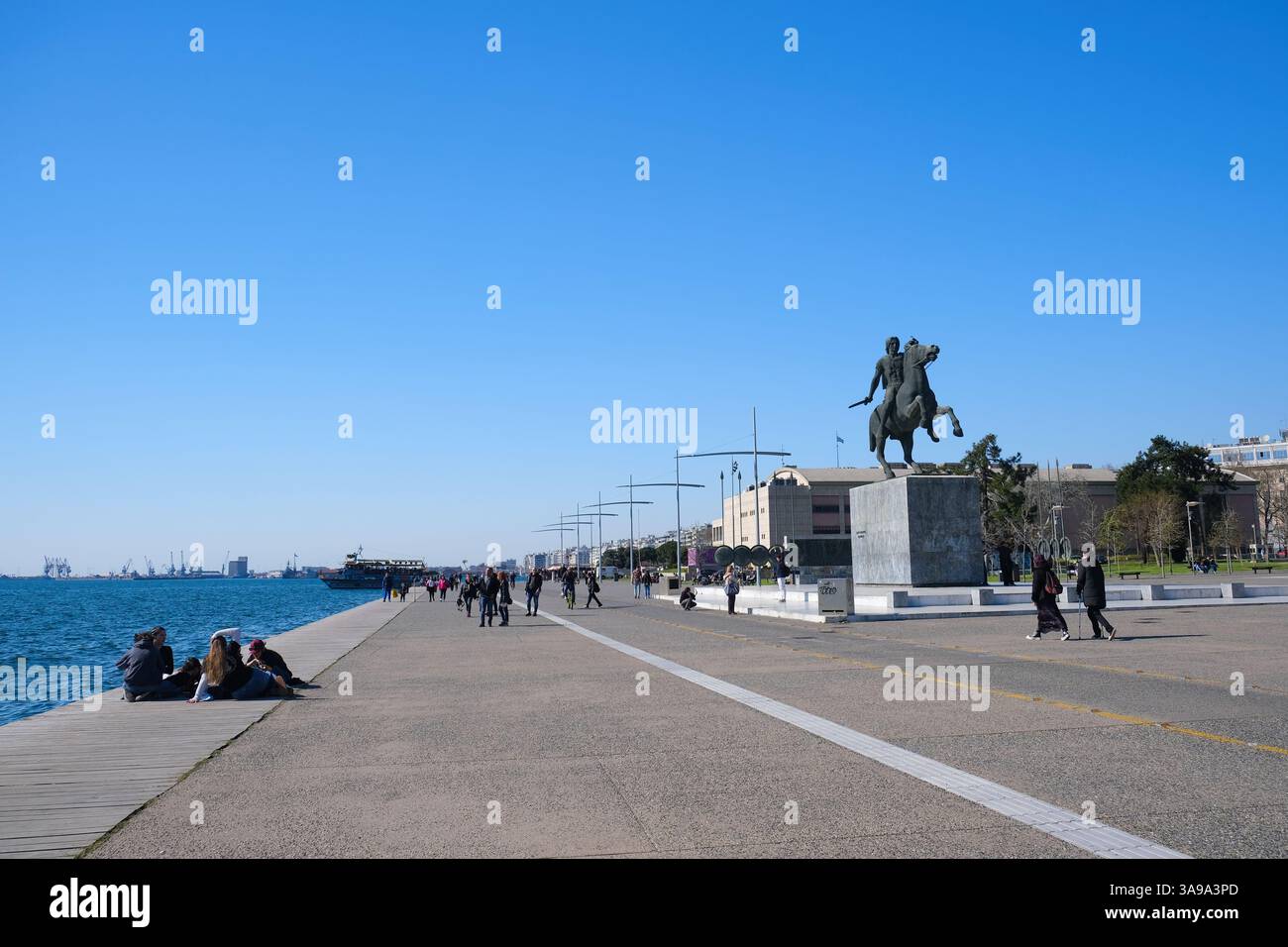 Thessaloniki, Griechenland - 21. März 2025. Menschen, die sich auf der Nea Paralia - Strandpromenade in Thessaloniki, Griechenland, entspannen. Stockfoto