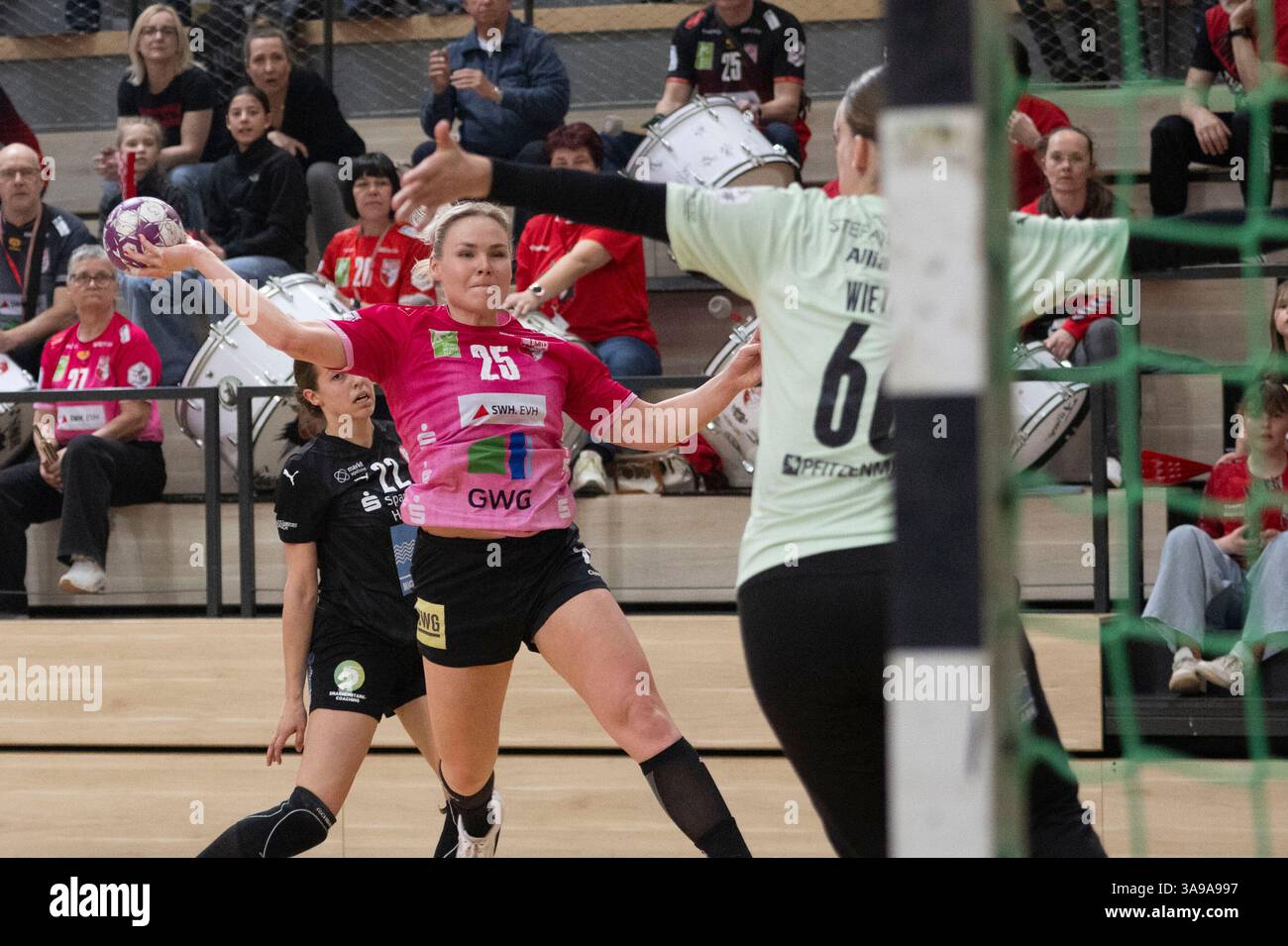 Halle, Deutschland 29. März 2025: 2.HBL - Frauen - 2024/2025 - SV Union Halle-Neustadt vs. Kurpfalz Bären im Bild: Lilli Röpke / Roepke (Halle) Stockfoto