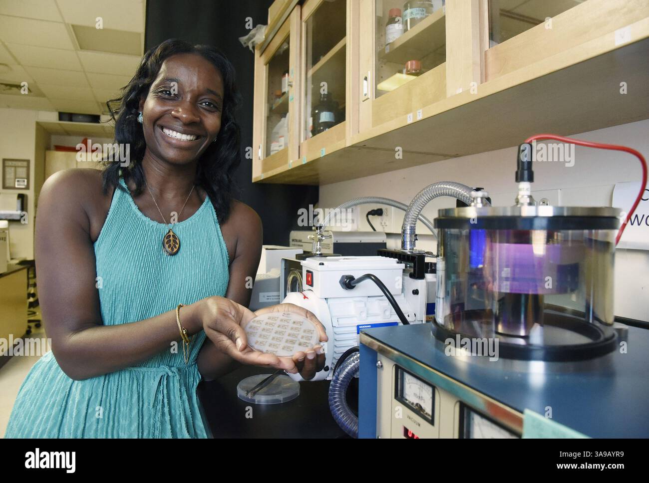 21. September 2017 – Baltimore, MD, USA – Gymama Slaughter, Associate Professor für Informatik und Elektrotechnik, hält Biosensoren auf bakterieller Nanocellulose, die zur Erfassung von Biomarkern entwickelt wurden. Slaughter arbeitet mit Johns Hopkins-Professoren an einem Bioreaktor, der die Lebensfähigkeit gespendeter Organe erhöhen kann. (Bild: © Kim Hairston/TNS via ZUMA Wire) Stockfoto