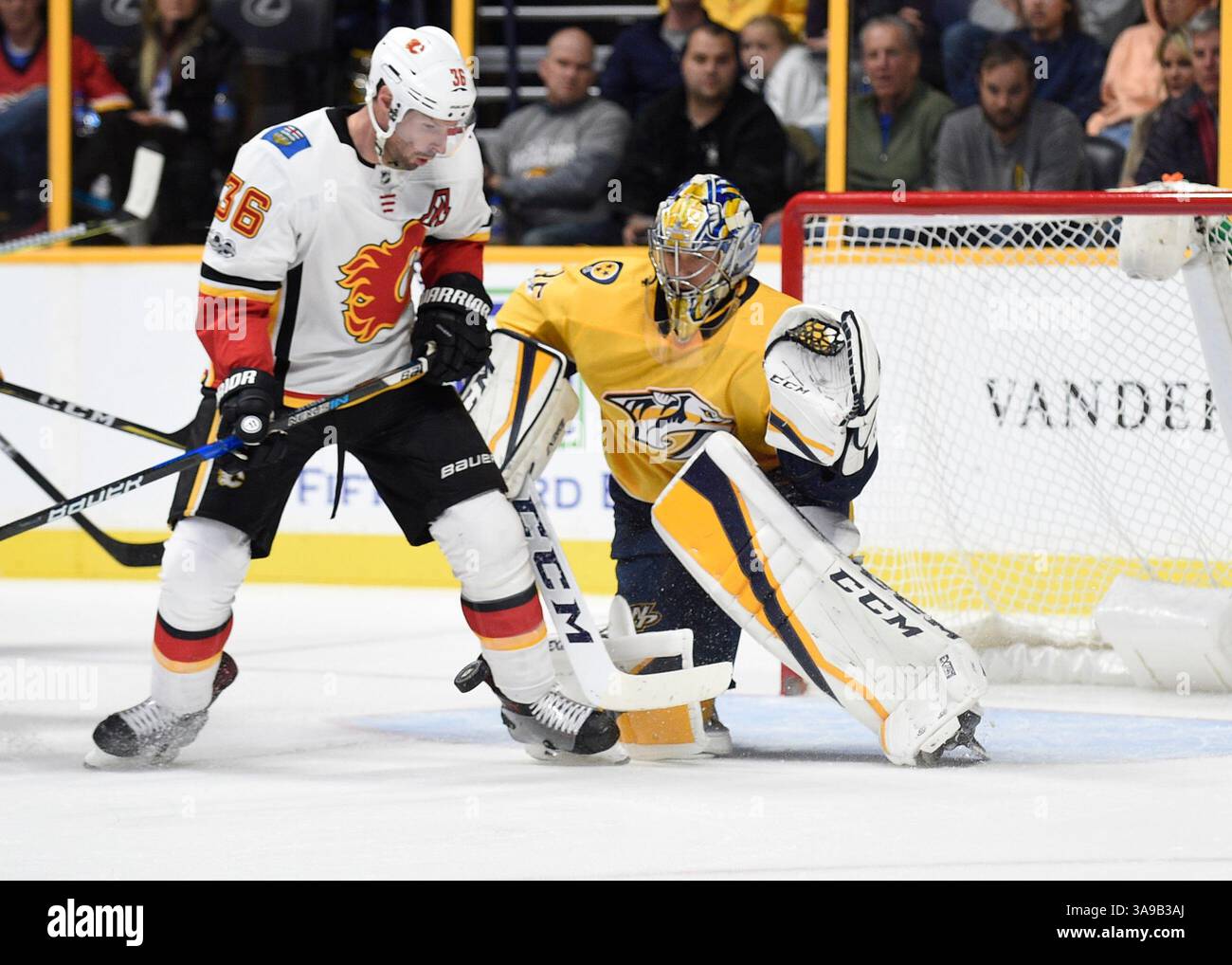 24. Oktober 2017; Nashville TN, USA Nashville Predators Goalie Pekka Rinne (35) blockiert die Ablenkung der c46 während der zweiten Periode zwischen den Calgary Flames gegen die Nashville Predators in der Bridgestone Arena. (Pflichtfoto: Steve Roberts/CSM)(Credit Image: &Copy; Steve Roberts/Cal Sport Media/CSM via ZUMA Wire) Stockfoto