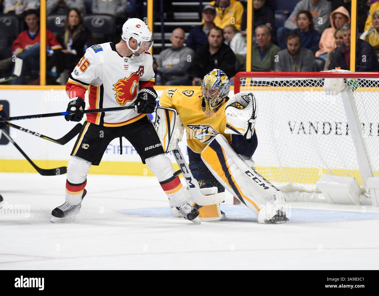 24. Oktober 2017; Nashville TN, USA Nashville Predators Goalie Pekka Rinne (35) blockiert die Ablenkung der c46 während der zweiten Periode zwischen den Calgary Flames gegen die Nashville Predators in der Bridgestone Arena. (Pflichtfoto: Steve Roberts/CSM)(Credit Image: &Copy; Steve Roberts/Cal Sport Media/CSM via ZUMA Wire) Stockfoto