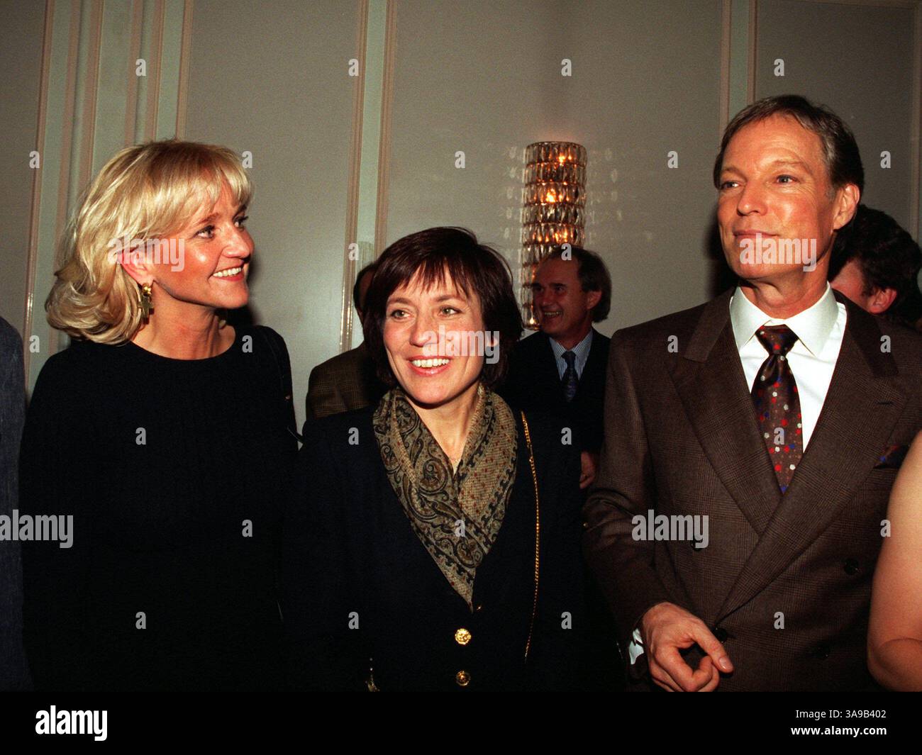 EINGEREICHT - 03. November 1995, Bayern, München: Die Skifahrer Christa Kinshofer (l) und Rosi Mittermaier feiern mit dem US-amerikanischen Schauspieler Richard Chamberlain seinen Erfolg im Musical My Fair Lady, das an diesem Abend im Deutschen Theater uraufgeführt wurde. Der US-Schauspieler Richard Chamberlain ist tot. Chamberlain, der vor allem mit dem TV-Vierteiler „The Thorn Birds“ weltweit erfolgreich war, starb im Alter von 90 Jahren in Hawaii, berichteten US-Medien einstimmig unter Berufung auf seinen Sprecher und seinen langjährigen Partner. Foto: Ursula Düren/dpa Stockfoto