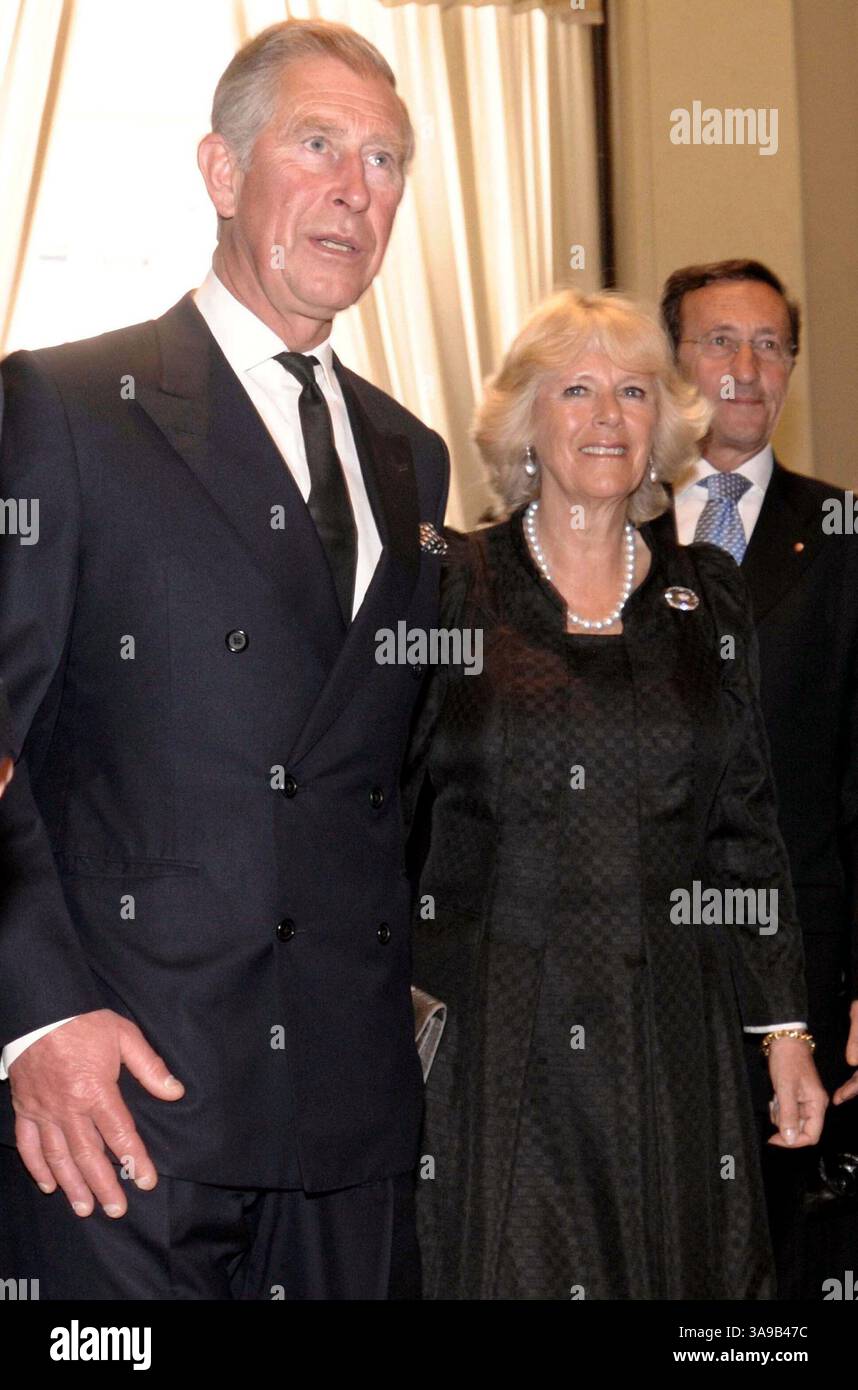 27. April 2009 – Rom, ROM, USA – 27. April 2009 – Rom, Italien – der britische Prinz Charles rief zu einer „inspirierten Führung“ gegen die globale Erwärmung auf, um die Umwelt für zukünftige Generationen zu schützen. In einer Rede am Montag vor italienischen Gesetzgebern und anderen VIPs zu Beginn eines königlichen Besuchs in Rom. Im Bild: PRINZ CHARLES VON ENGLAND und CAMILLA PARKER BOWLES (Herzogin von Cornwall). Foto: Liverani/AdMedia (Foto: © Liverani/AdMedia via ZUMA Wire) Stockfoto