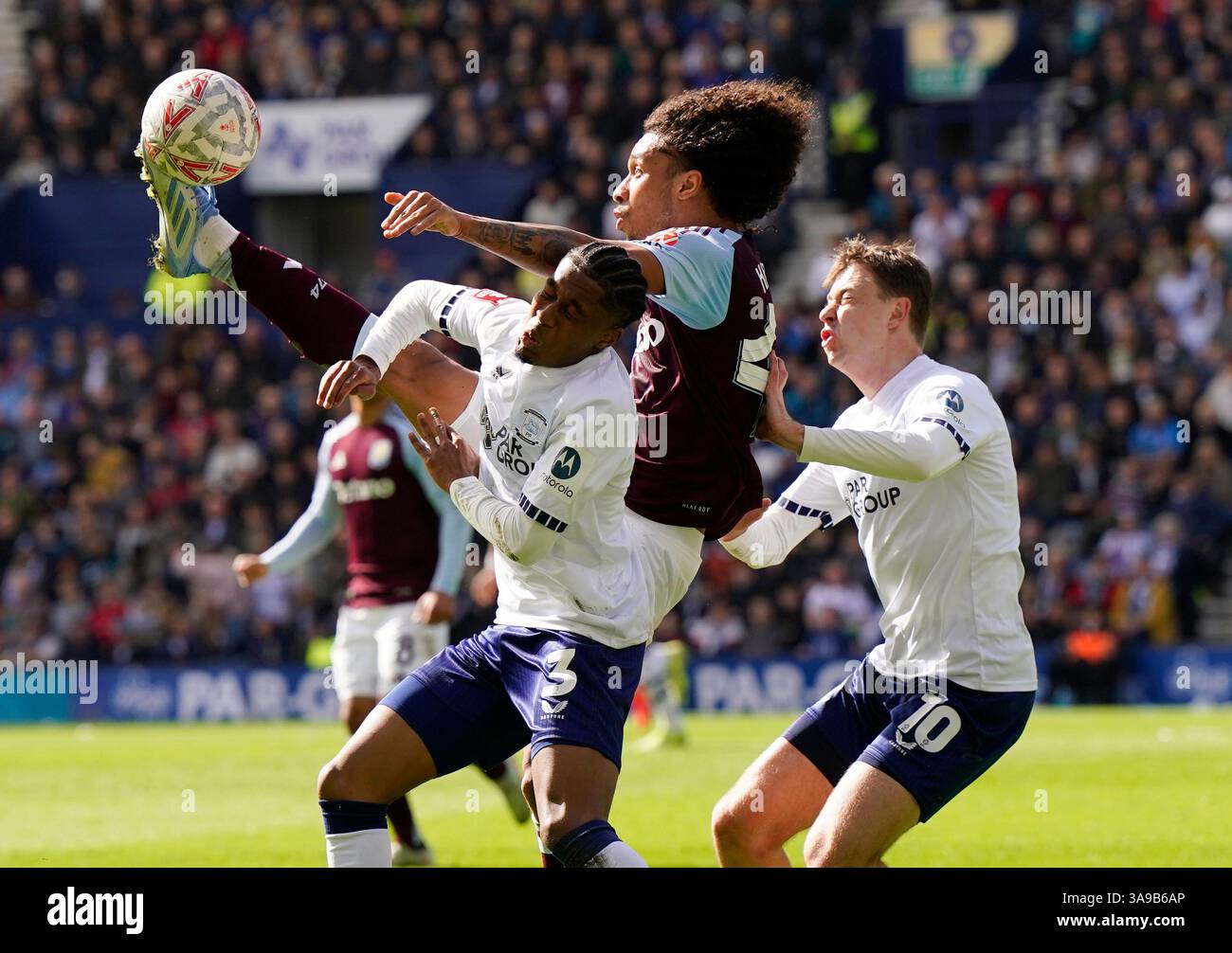 Preston, Großbritannien. 30. März 2025. Aston Villa's Boubacar Kamara wurde von Jayden Meghoma und Mads Frokjær-Jensen aus Preston North End während des FA Cup Spiels in Deepdale, Preston, angegriffen. Der Bildnachweis sollte lauten: Andrew Yates/Sportimage Credit: Sportimage Ltd/Alamy Live News Stockfoto