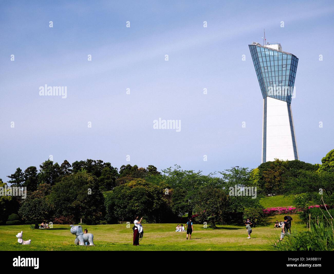 Azaleen und Aussichtsturm im blühenden Misaki Park, Iwaki City, Fukushima, Tohoku, Japan Stockfoto