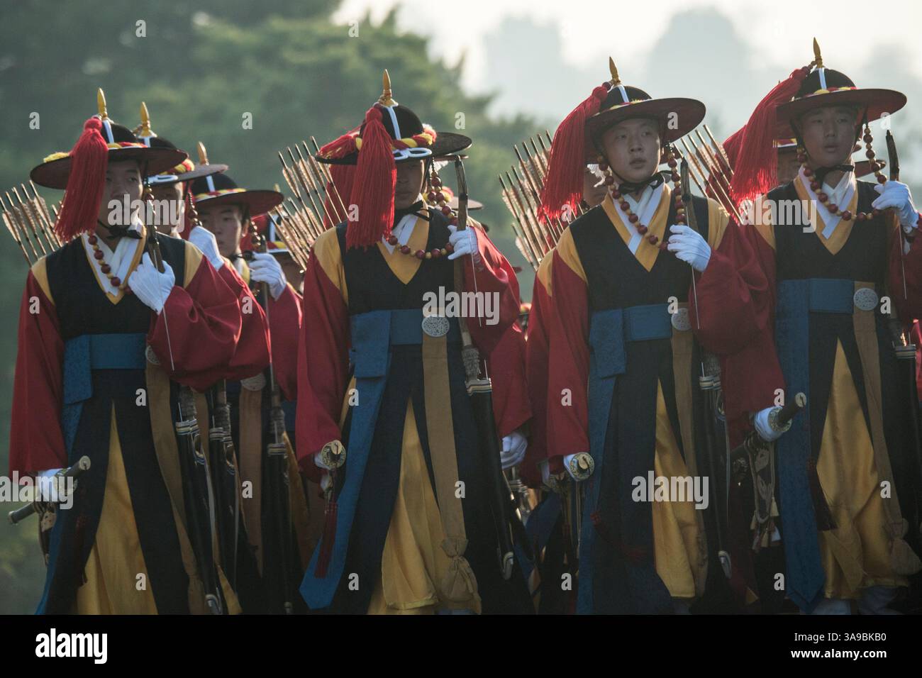 27. Oktober 2017 – Seoul, Südkorea – eine Ehrenwache bereitet sich auf die Ankunft von General Joseph F. Dunford Jr., Vorsitzender der Joint Chiefs of Staff, vor der 42. Sitzung des Militärkomitees im Joint Chiefs of Staff Headquarters der ROK in Seoul vor. (Bild: © Dominique A. Pineiro/Navy/DOD Via ZUMA Wire/ZUMAPRESS.com) Stockfoto