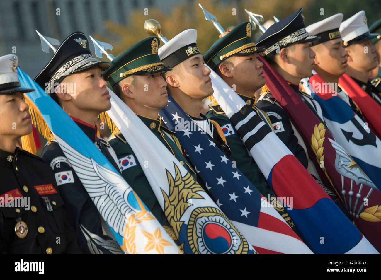 27. Oktober 2017 – Seoul, Südkorea – eine Ehrenwache bereitet sich auf die Ankunft von General Joseph F. Dunford Jr., Vorsitzender der Joint Chiefs of Staff, vor der 42. Sitzung des Militärkomitees im Joint Chiefs of Staff Headquarters der ROK in Seoul vor. (Bild: © Dominique A. Pineiro/Navy/DOD Via ZUMA Wire/ZUMAPRESS.com) Stockfoto