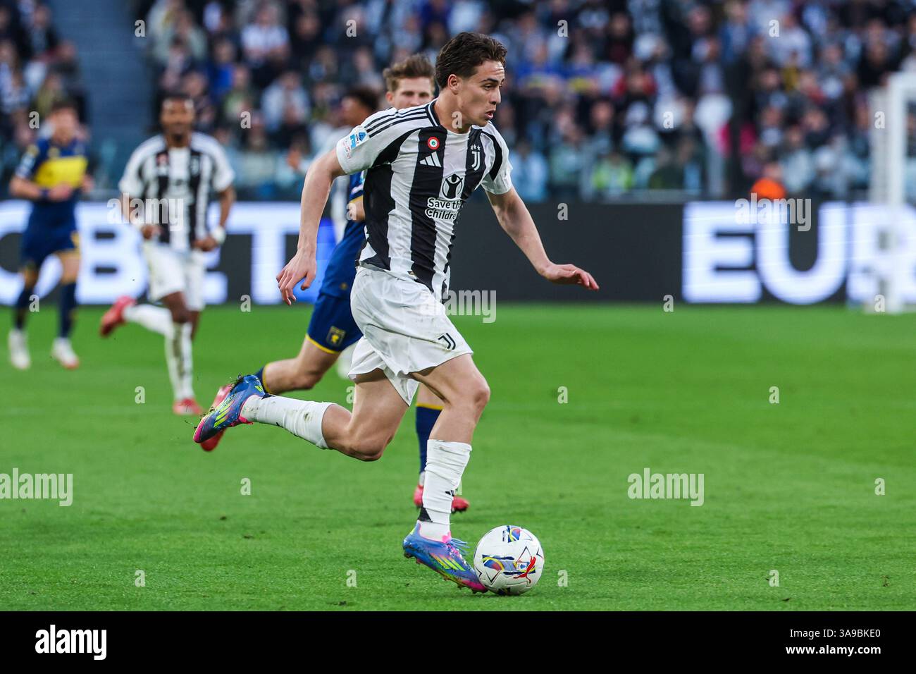 Kenan Yildiz vom Juventus FC wurde 2024/25 während des Fußballspiels der Serie A zwischen Juventus FC und Genua CFC im Allianz Stadium in Aktion gesehen Stockfoto