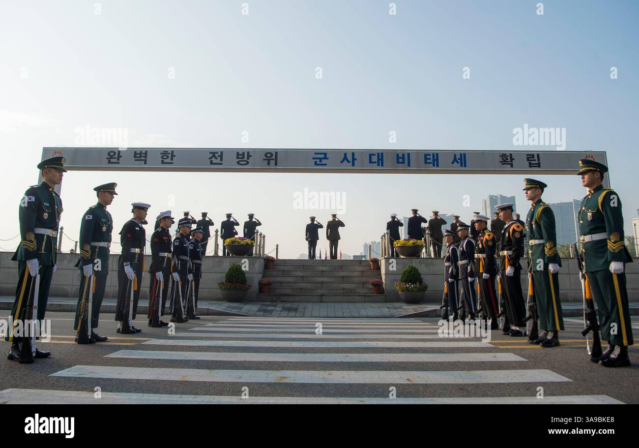27. Oktober 2017 – Seoul, Südkorea – Marine Corps General Joseph F. Dunford Jr., Vorsitzender der Joint Chiefs of Staff, nimmt an einer Begrüßungszeremonie mit General Jeong Kyeong-doo der Republik Korea Teil, Vorsitzender der Joint Chiefs of Staff der ROK, vor Beginn der 42. Sitzung des Militärkomitees im Joint Chiefs of Staff Headquarters der ROK in Seoul. (Bild: © Dominique Pineiro/DOD Via ZUMA Wire/ZUMAPRESS.com) Stockfoto