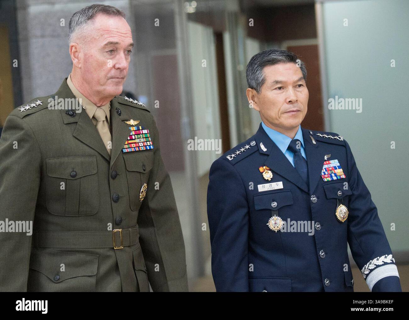 27. Oktober 2017: Seoul, Südkorea - Marine Corps General Joseph F. Dunford Jr., Vorsitzender der Joint Chiefs of Staff, trifft sich mit Jeong Kyeong-doo, Vorsitzender der Joint Chiefs of Staff der Republik Korea zur 42. Sitzung des Militärkomitees im Joint Chiefs of Staff Headquarters der ROK in Seoul. (Bild: © Dominique Pineiro/DOD Via ZUMA Wire/ZUMAPRESS.com) Stockfoto