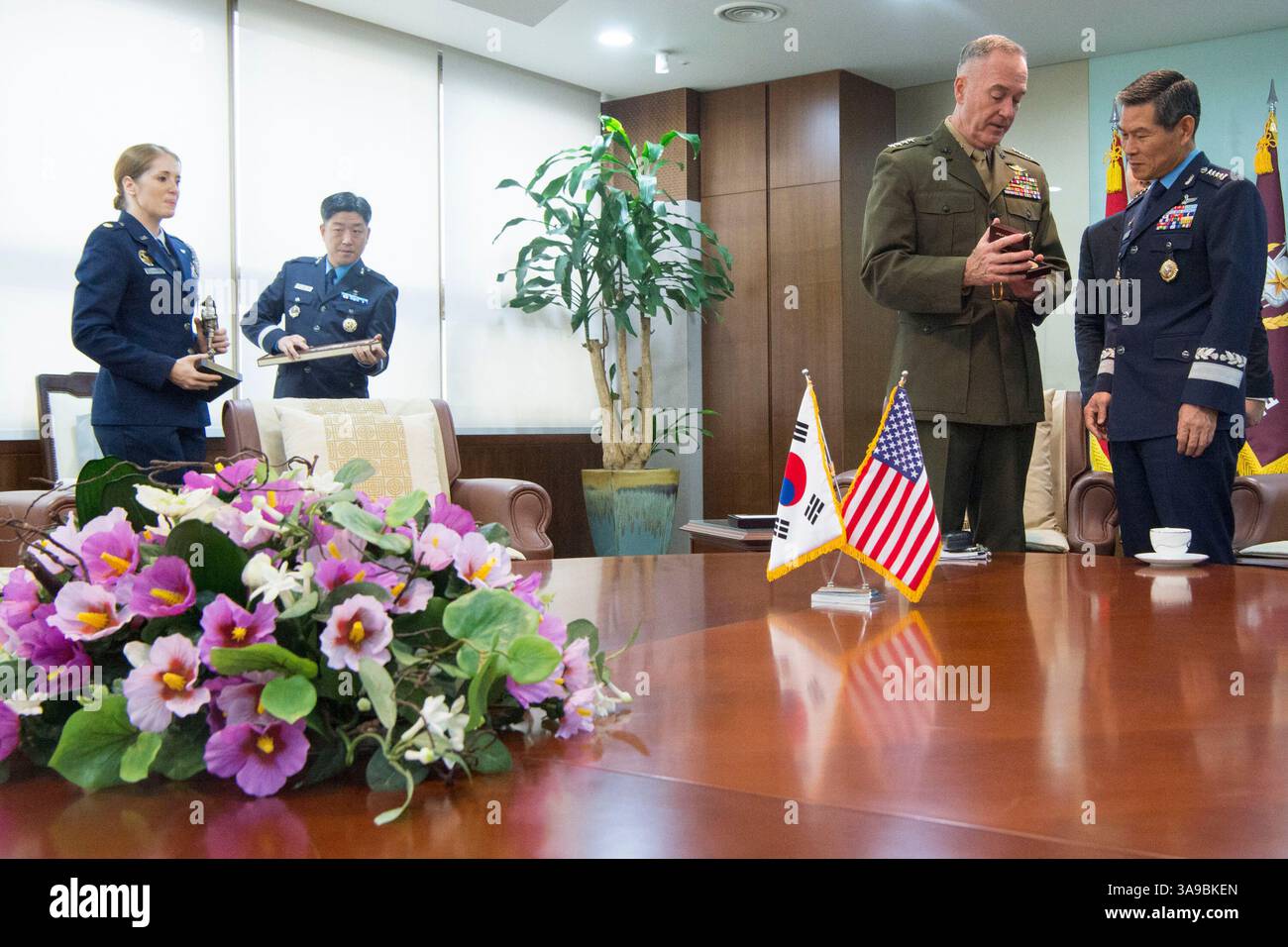 27. Oktober 2017: Seoul, Südkorea - Marine Corps General Joseph F. Dunford Jr., Vorsitzender der Joint Chiefs of Staff, trifft sich mit Jeong Kyeong-doo, Vorsitzender der Joint Chiefs of Staff der Republik Korea zur 42. Sitzung des Militärkomitees im Joint Chiefs of Staff Headquarters der ROK in Seoul. (Bild: © Dominique Pineiro/DOD Via ZUMA Wire/ZUMAPRESS.com) Stockfoto