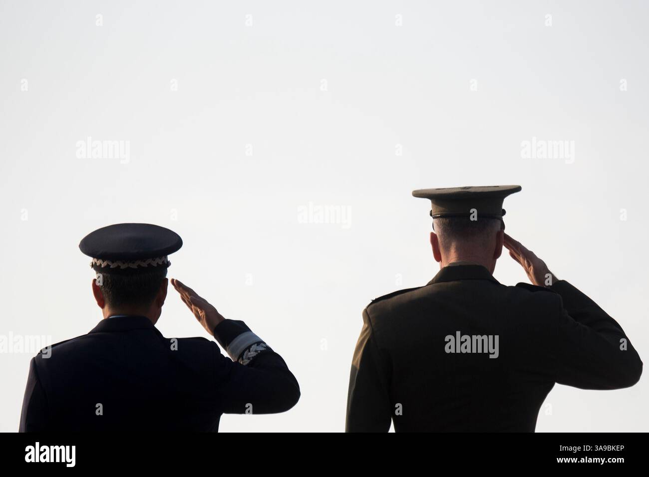 27. Oktober 2017 – Seoul, Südkorea – Marine Corps General Joseph F. Dunford Jr., Vorsitzender der Joint Chiefs of Staff, nimmt an einer Begrüßungszeremonie mit General Jeong Kyeong-doo der Republik Korea Teil, Vorsitzender der Joint Chiefs of Staff der ROK, vor Beginn der 42. Sitzung des Militärkomitees im Joint Chiefs of Staff Headquarters der ROK in Seoul. (Bild: © Dominique Pineiro/DOD Via ZUMA Wire/ZUMAPRESS.com) Stockfoto