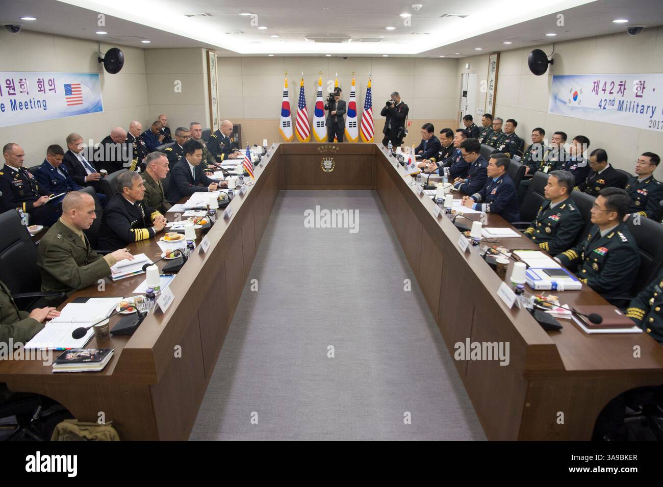 27. Oktober 2017: Seoul, Südkorea - Marine Corps General Joseph F. Dunford Jr., Vorsitzender der Joint Chiefs of Staff, trifft sich mit Jeong Kyeong-doo, Vorsitzender der Joint Chiefs of Staff der Republik Korea zur 42. Sitzung des Militärkomitees im Joint Chiefs of Staff Headquarters der ROK in Seoul. (Bild: © Dominique A. Pineiro/Navy/DOD Via ZUMA Wire/ZUMAPRESS.com) Stockfoto
