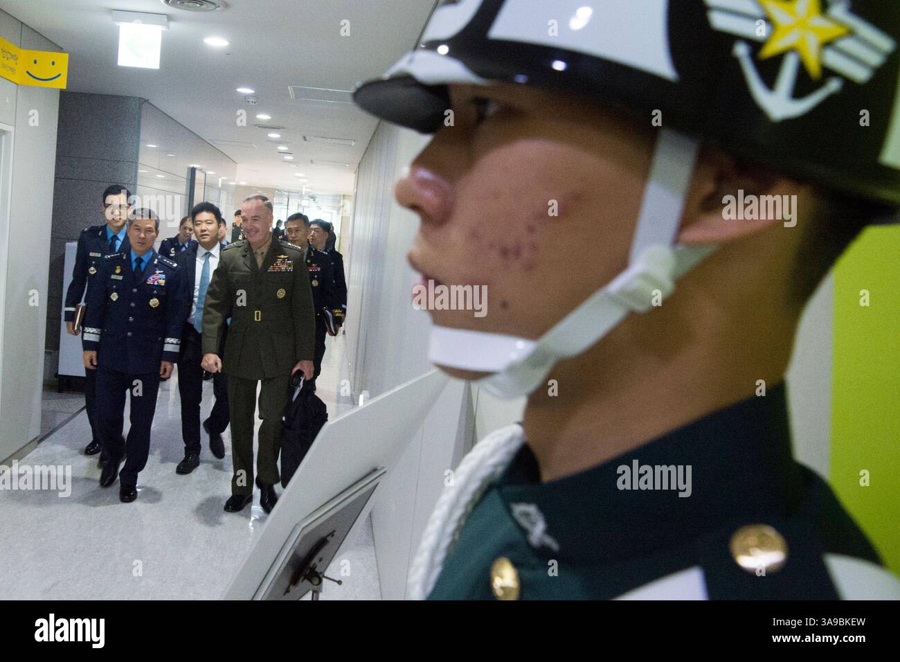 27. Oktober 2017: Seoul, Südkorea - Marine Corps General Joseph F. Dunford Jr., Vorsitzender der Joint Chiefs of Staff, trifft sich mit Jeong Kyeong-doo, Vorsitzender der Joint Chiefs of Staff der Republik Korea zur 42. Sitzung des Militärkomitees im Joint Chiefs of Staff Headquarters der ROK in Seoul. (Bild: © Dominique A. Pineiro/Navy/DOD Via ZUMA Wire/ZUMAPRESS.com) Stockfoto