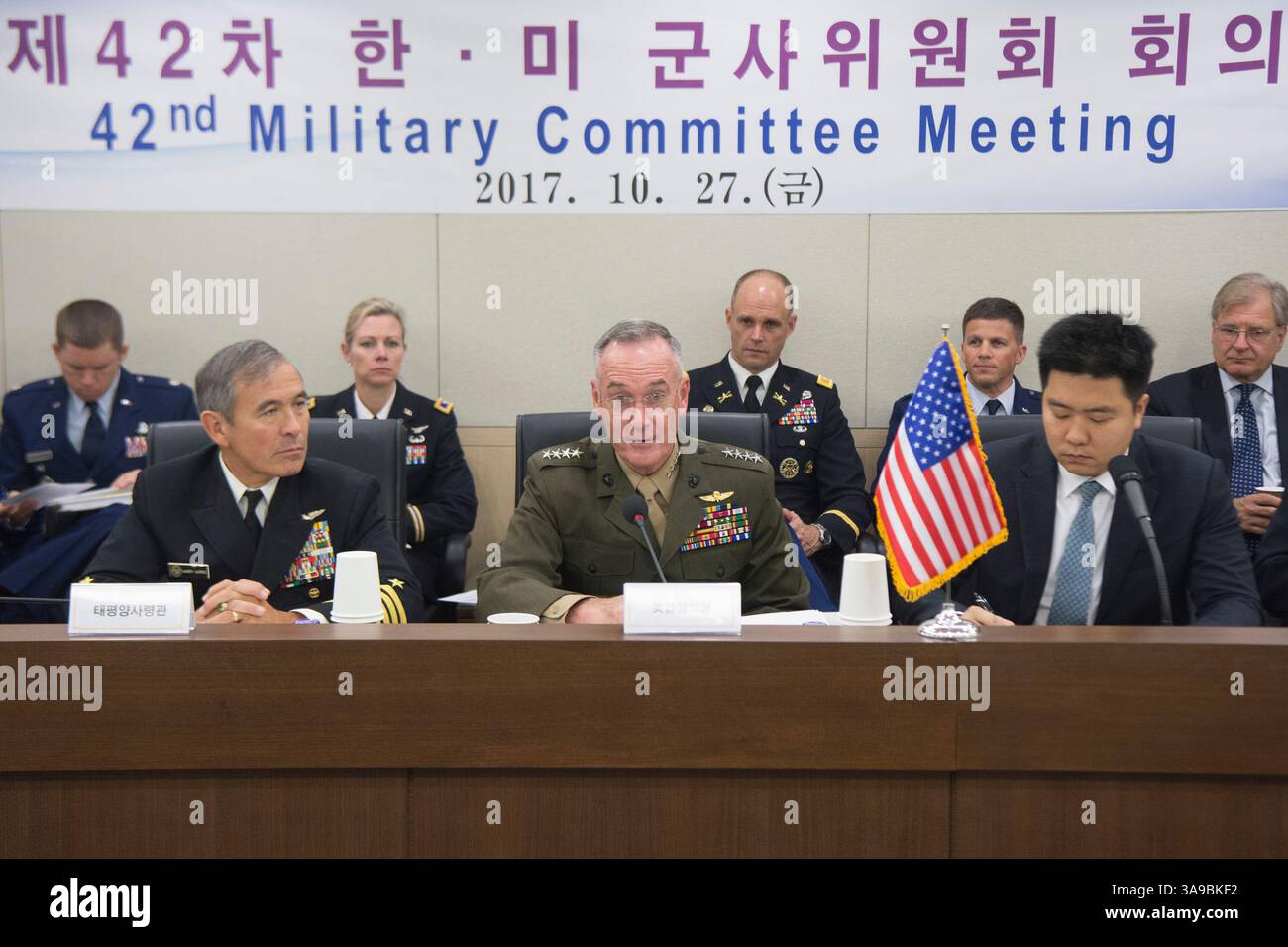 27. Oktober 2017: Seoul, Südkorea - Marine Corps General Joseph F. Dunford Jr., Vorsitzender der Joint Chiefs of Staff, trifft sich mit Jeong Kyeong-doo, Vorsitzender der Joint Chiefs of Staff der Republik Korea zur 42. Sitzung des Militärkomitees im Joint Chiefs of Staff Headquarters der ROK in Seoul. (Bild: © Dominique A. Pineiro/Navy/DOD Via ZUMA Wire/ZUMAPRESS.com) Stockfoto