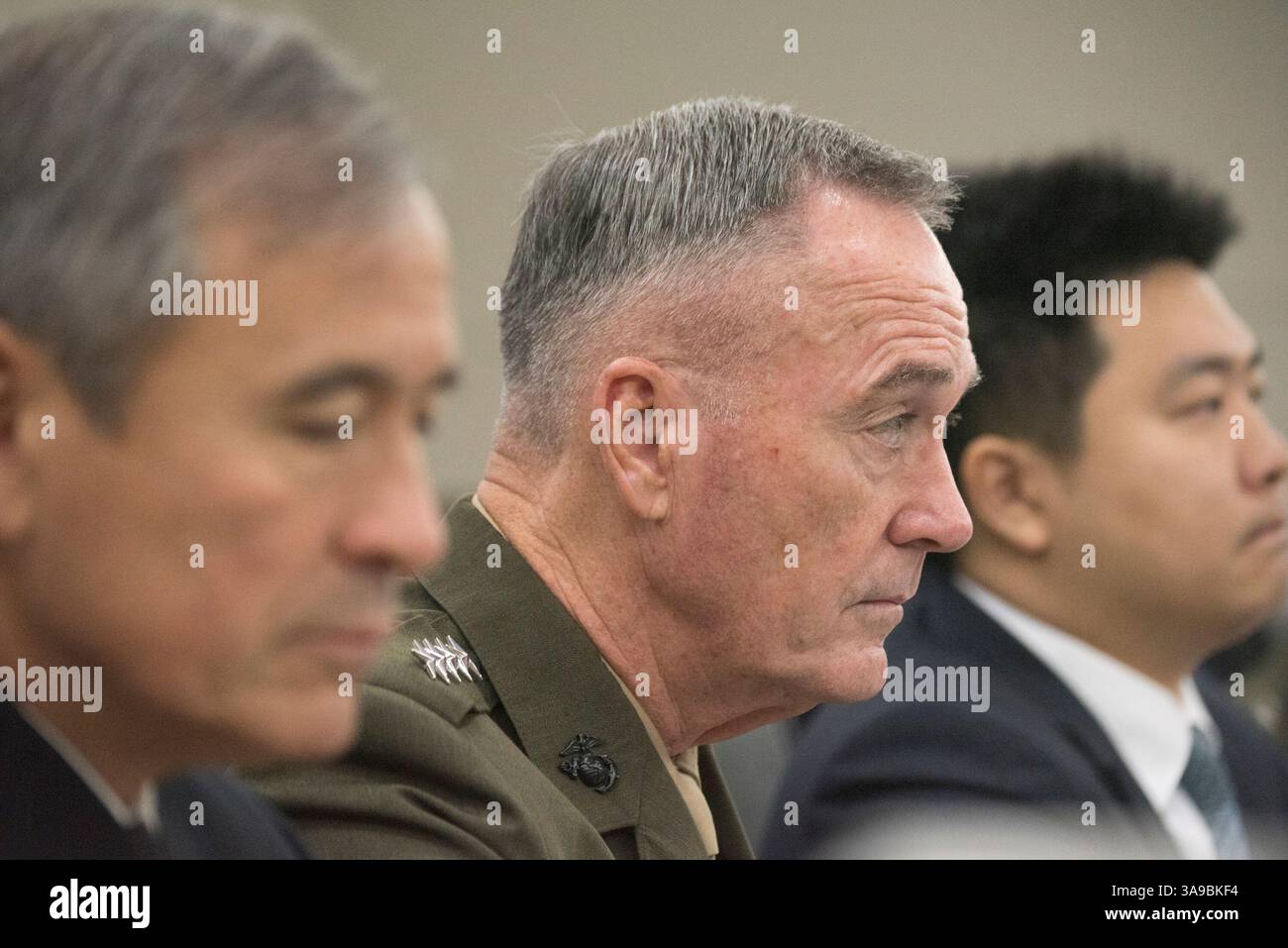27. Oktober 2017: Seoul, Südkorea - Marine Corps General Joseph F. Dunford Jr., Vorsitzender der Joint Chiefs of Staff, trifft sich mit Jeong Kyeong-doo, Vorsitzender der Joint Chiefs of Staff der Republik Korea zur 42. Sitzung des Militärkomitees im Joint Chiefs of Staff Headquarters der ROK in Seoul. (Bild: © Dominique A. Pineiro/Navy/DOD Via ZUMA Wire/ZUMAPRESS.com) Stockfoto