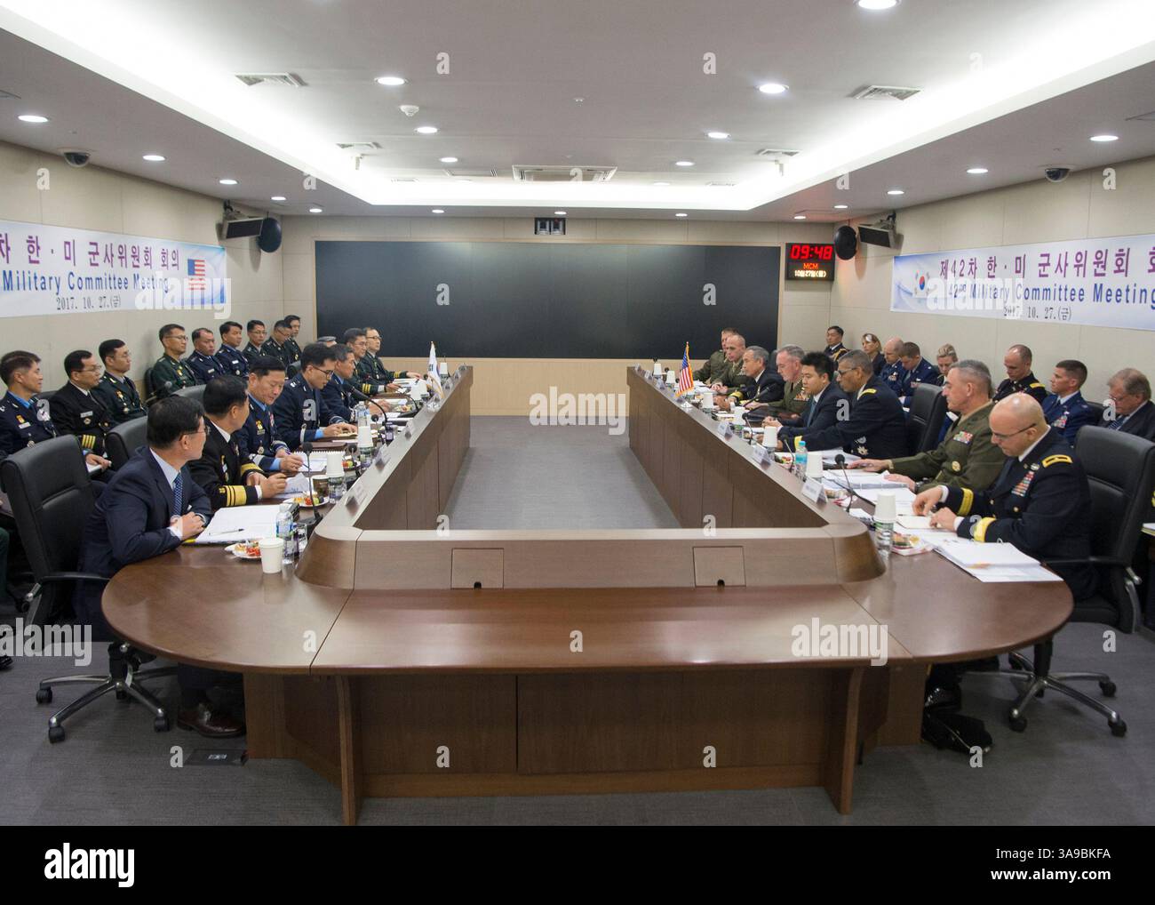 27. Oktober 2017: Seoul, Südkorea - Marine Corps General Joseph F. Dunford Jr., Vorsitzender der Joint Chiefs of Staff, trifft sich mit Jeong Kyeong-doo, Vorsitzender der Joint Chiefs of Staff der Republik Korea zur 42. Sitzung des Militärkomitees im Joint Chiefs of Staff Headquarters der ROK in Seoul. (Bild: © Dominique A. Pineiro/Navy/DOD Via ZUMA Wire/ZUMAPRESS.com) Stockfoto