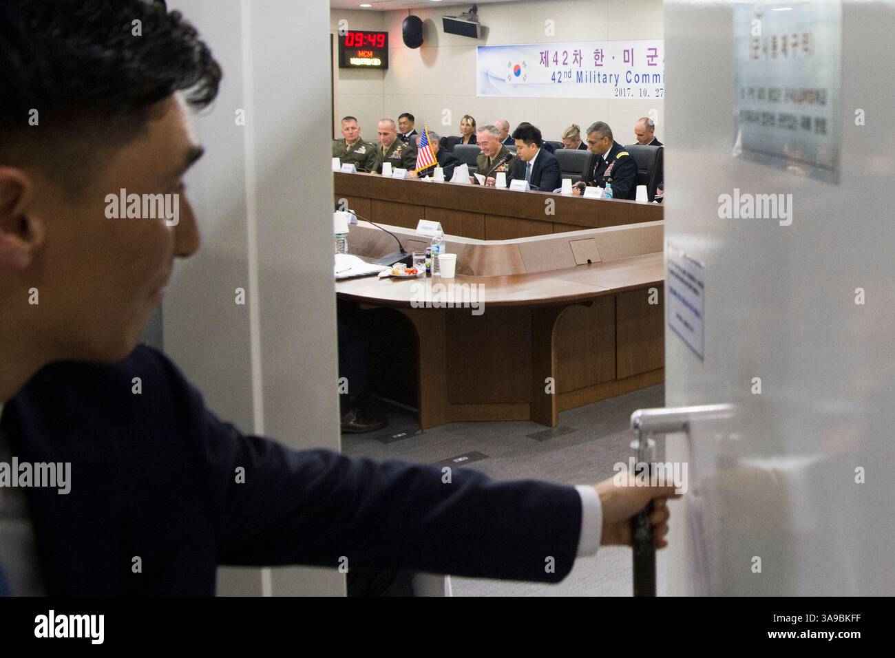 27. Oktober 2017: Seoul, Südkorea - Marine Corps General Joseph F. Dunford Jr., Vorsitzender der Joint Chiefs of Staff, trifft sich mit Jeong Kyeong-doo, Vorsitzender der Joint Chiefs of Staff der Republik Korea zur 42. Sitzung des Militärkomitees im Joint Chiefs of Staff Headquarters der ROK in Seoul. (Bild: © Dominique A. Pineiro/Navy/DOD Via ZUMA Wire/ZUMAPRESS.com) Stockfoto