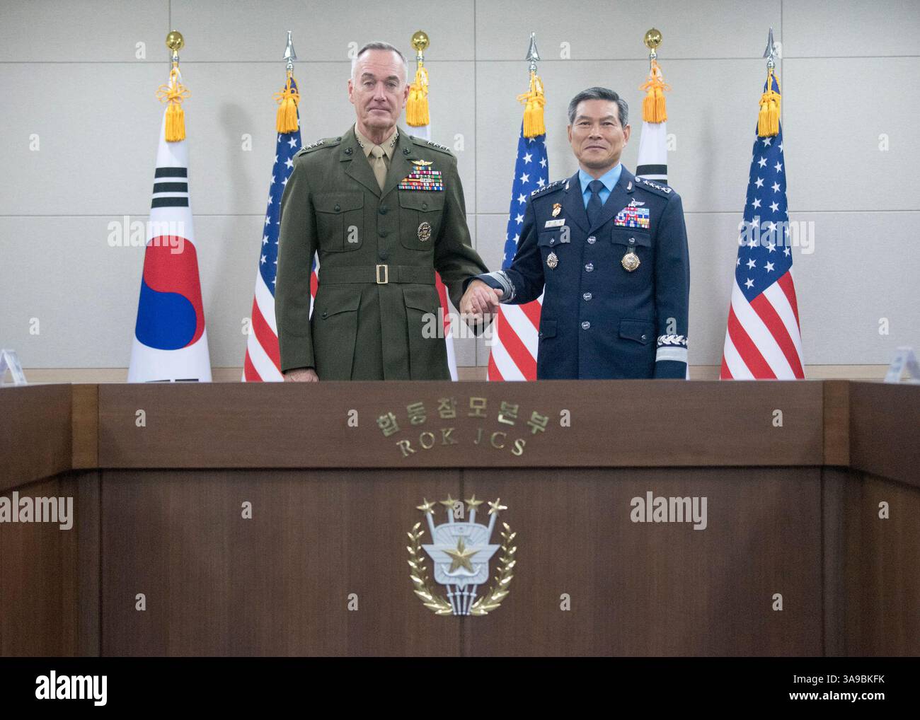 27. Oktober 2017: Seoul, Südkorea - Marine Corps General Joseph F. Dunford Jr., Vorsitzender der Joint Chiefs of Staff, trifft sich mit Jeong Kyeong-doo, Vorsitzender der Joint Chiefs of Staff der Republik Korea zur 42. Sitzung des Militärkomitees im Joint Chiefs of Staff Headquarters der ROK in Seoul. (Bild: © Dominique A. Pineiro/Navy/DOD Via ZUMA Wire/ZUMAPRESS.com) Stockfoto