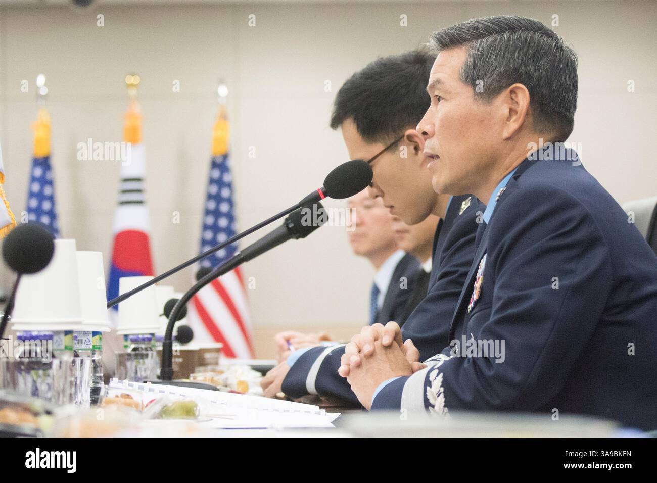 27. Oktober 2017: Seoul, Südkorea - Marine Corps General Joseph F. Dunford Jr., Vorsitzender der Joint Chiefs of Staff, trifft sich mit Jeong Kyeong-doo, Vorsitzender der Joint Chiefs of Staff der Republik Korea zur 42. Sitzung des Militärkomitees im Joint Chiefs of Staff Headquarters der ROK in Seoul. (Bild: © Dominique A. Pineiro/Navy/DOD Via ZUMA Wire/ZUMAPRESS.com) Stockfoto