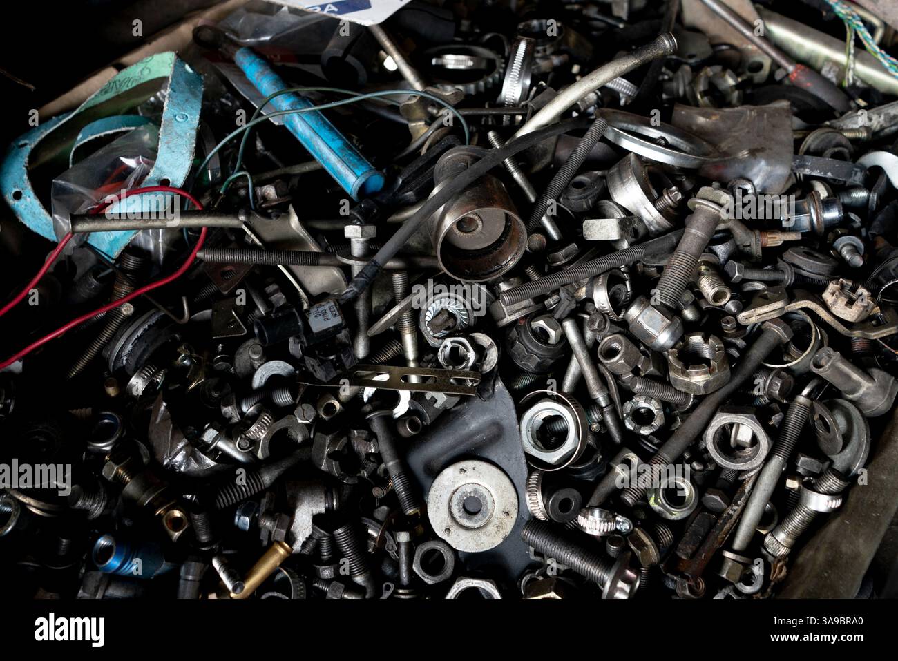 Ein unorganisiertes Sortiment an Metallwerkzeugen und Hardware-Komponenten. Stockfoto