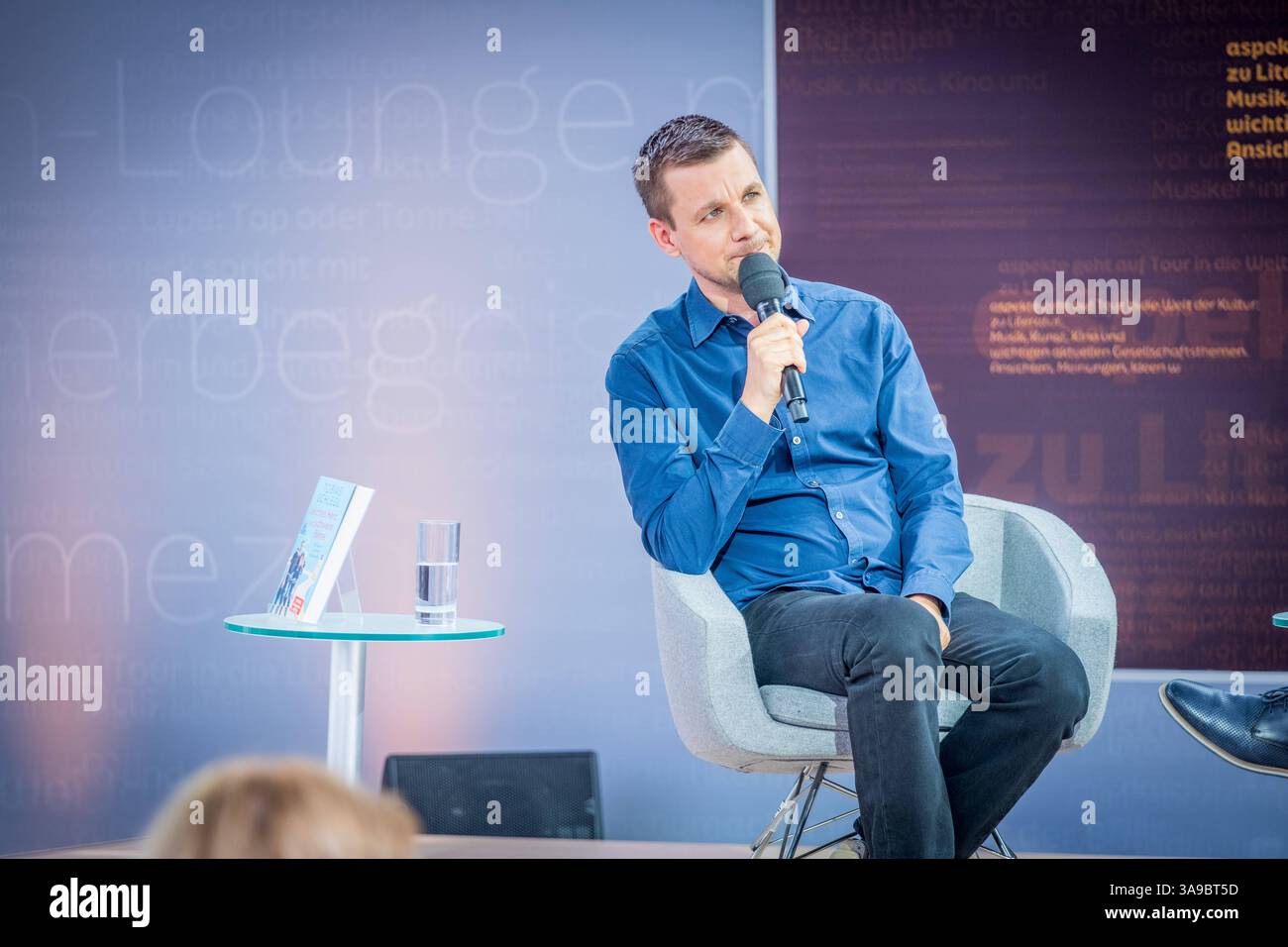 Der Moderator, Schriftsteller, Musiker, Seenotretter und Notfallsanitäter Tobias Tobi Schlegl auf der Bühne vom Literaturforum von ARD, ZDF und 3Sat Leipziger Buchmesse 2025 Tag 4 *** der Moderator, Schriftsteller, Musiker, Seenotretter und Rettungssanitäter Tobias Tobi Schlegl auf der Bühne im Literaturforum von ARD, ZDF und 3Sat Leipziger Buchmesse 2025 Tag 4 Stockfoto