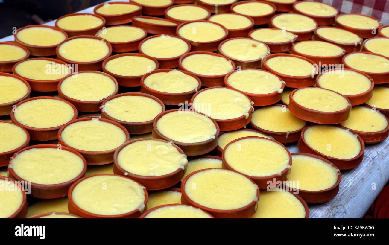 Töpfe mit firni (süßes Dessert auf Reisbasis) in Kalkutta, Westbengalen, Indien Stockfoto