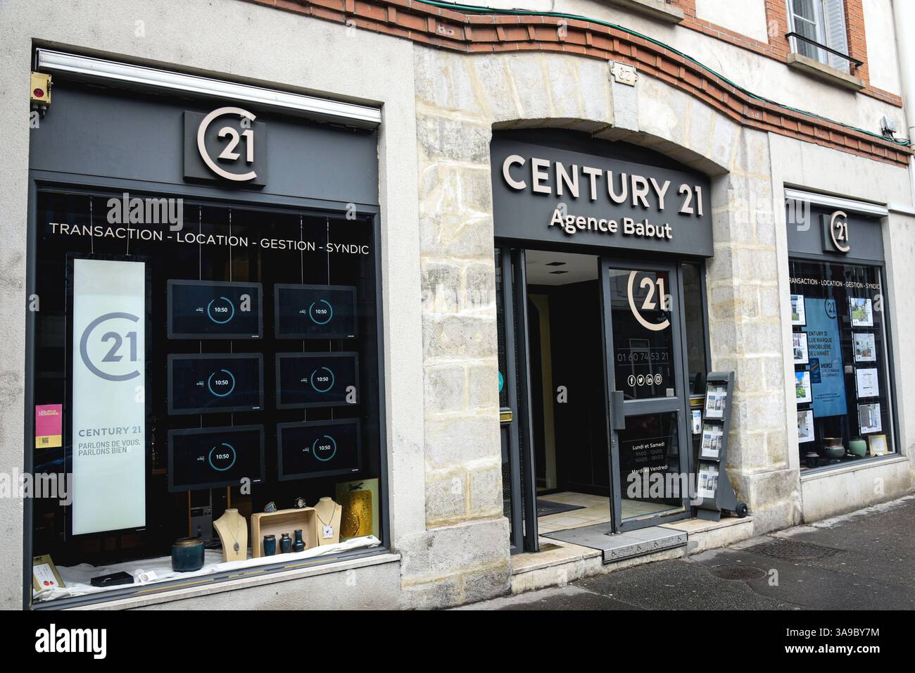 Fontainebleau - Frankreich - 22. März 2025: Blick auf eine Century 21 Immobilienagentur Stockfoto
