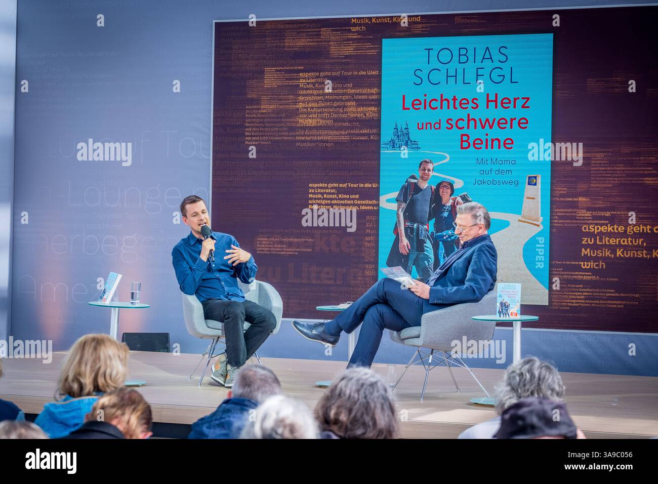 Der Moderator, Schriftsteller, Musiker, Seenotretter und Notfallsanitäter Tobias Tobi Schlegl auf der Bühne vom Literaturforum von ARD, ZDF und 3Sat Leipziger Buchmesse 2025 Tag 4 *** der Moderator, Schriftsteller, Musiker, Seenotretter und Rettungssanitäter Tobias Tobi Schlegl auf der Bühne im Literaturforum von ARD, ZDF und 3Sat Leipziger Buchmesse 2025 Tag 4 Stockfoto