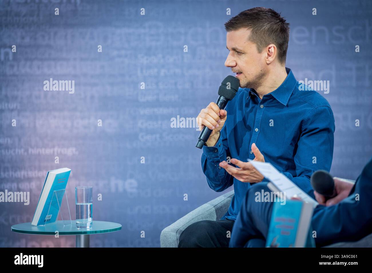 Der Moderator, Schriftsteller, Musiker, Seenotretter und Notfallsanitäter Tobias Tobi Schlegl auf der Bühne vom Literaturforum von ARD, ZDF und 3Sat Leipziger Buchmesse 2025 Tag 4 *** der Moderator, Schriftsteller, Musiker, Seenotretter und Rettungssanitäter Tobias Tobi Schlegl auf der Bühne im Literaturforum von ARD, ZDF und 3Sat Leipziger Buchmesse 2025 Tag 4 Stockfoto