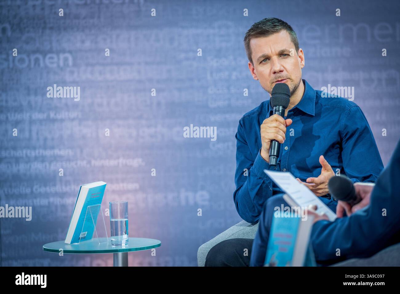 Der Moderator, Schriftsteller, Musiker, Seenotretter und Notfallsanitäter Tobias Tobi Schlegl auf der Bühne vom Literaturforum von ARD, ZDF und 3Sat Leipziger Buchmesse 2025 Tag 4 *** der Moderator, Schriftsteller, Musiker, Seenotretter und Rettungssanitäter Tobias Tobi Schlegl auf der Bühne im Literaturforum von ARD, ZDF und 3Sat Leipziger Buchmesse 2025 Tag 4 Stockfoto