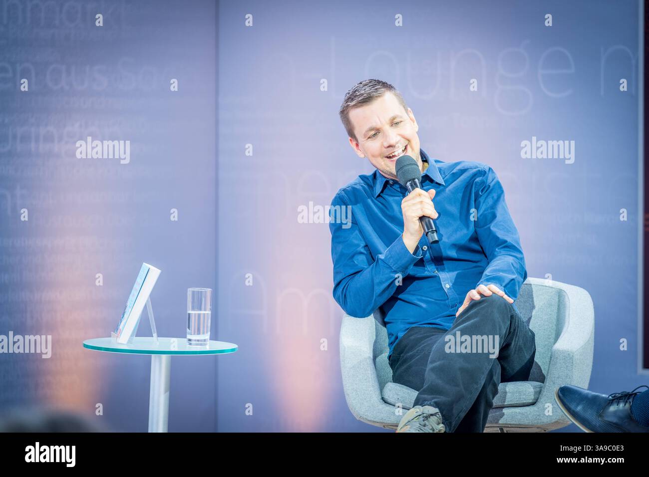 Der Moderator, Schriftsteller, Musiker, Seenotretter und Notfallsanitäter Tobias Tobi Schlegl auf der Bühne vom Literaturforum von ARD, ZDF und 3Sat Leipziger Buchmesse 2025 Tag 4 *** der Moderator, Schriftsteller, Musiker, Seenotretter und Rettungssanitäter Tobias Tobi Schlegl auf der Bühne im Literaturforum von ARD, ZDF und 3Sat Leipziger Buchmesse 2025 Tag 4 Stockfoto