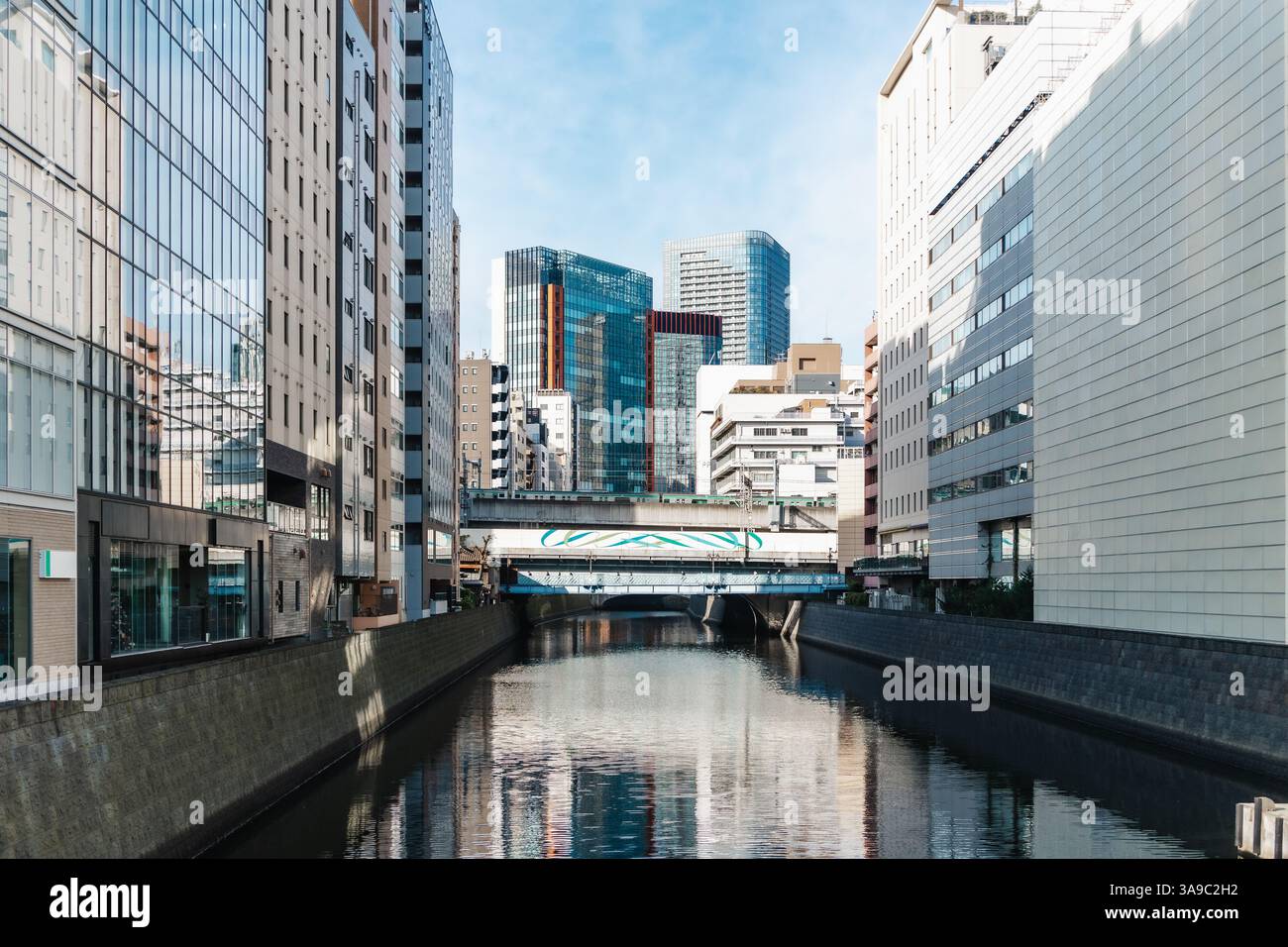 Modernes U-Bahn-Stadtgebäude rund um sauberes Kanalwasser. Umweltfreundliche Stadt in Japan. Stockfoto