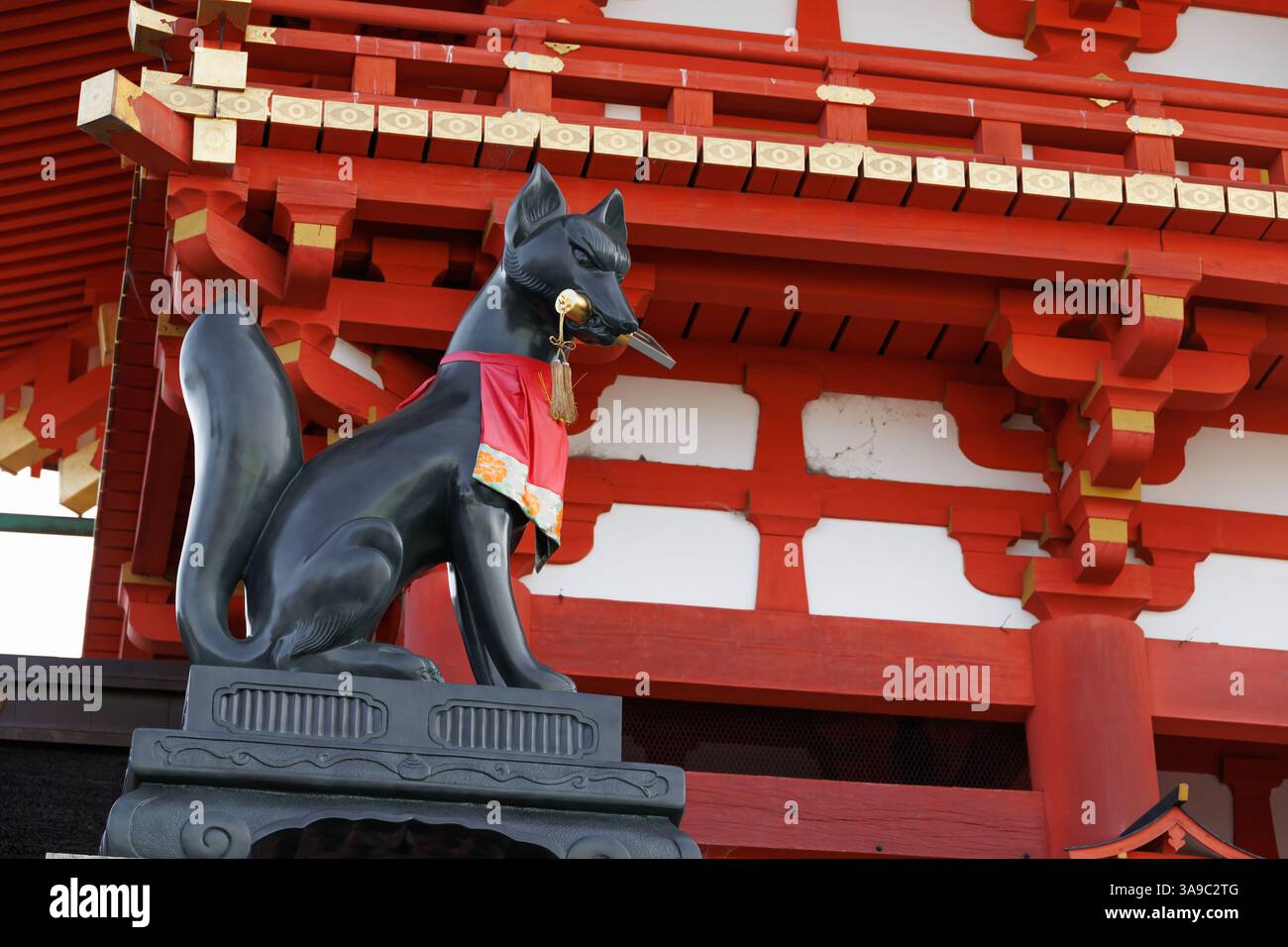 Fushimi Inari Taisha-Schrein in Kyoto, Japan, Reiseziel beliebter Ort mit rotem Torii-Tor und Fuchs-Inari-jinja-Statue. Stockfoto