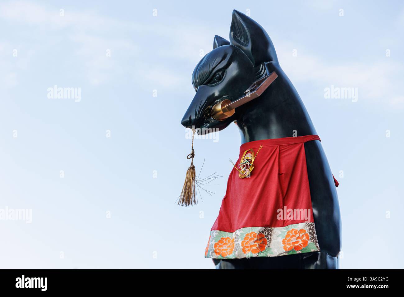 Fushimi Inari Taisha-Schrein in Kyoto, Japan, Reiseziel beliebter Ort mit rotem Torii-Tor und Fuchs-Inari-jinja-Statue. Stockfoto