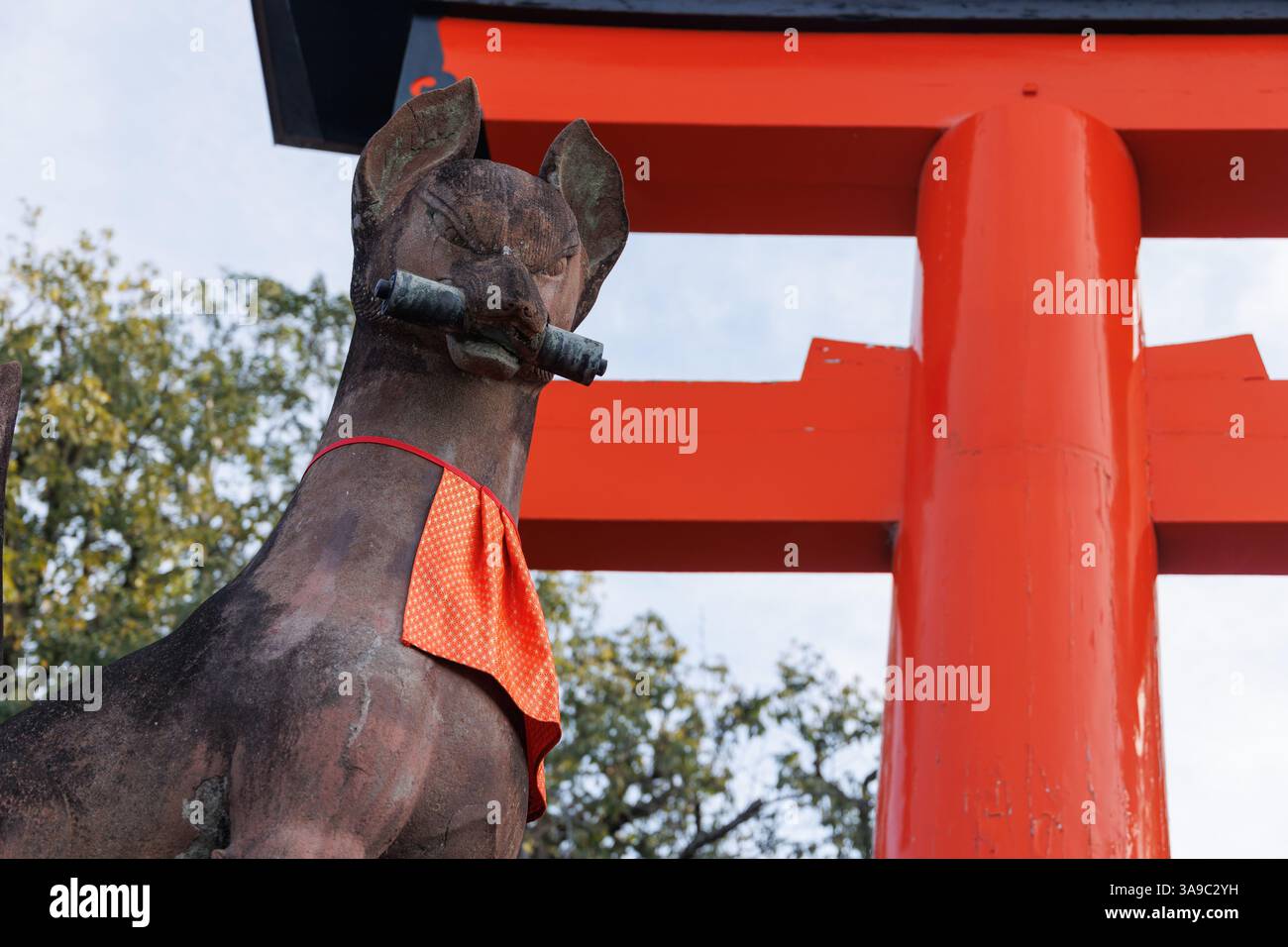 Inari Okami oder Fox-Götterstatue im Fushimi Inari Taisha Schrein in Kyoto, Japan, Reiseziel beliebter Ort mit rotem Torii-Tor und Fuchs Inari Jinja s Stockfoto