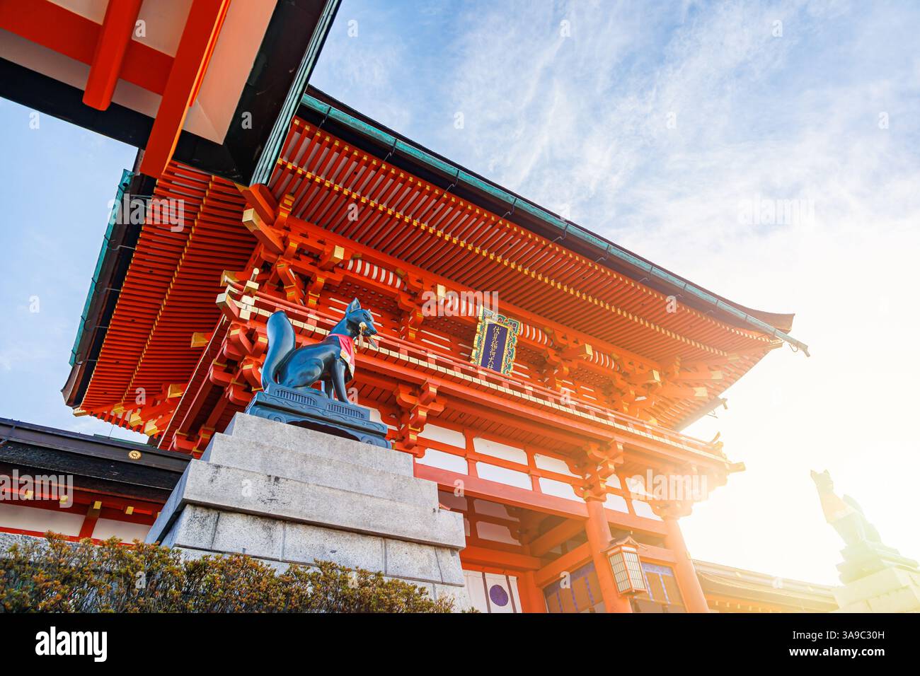 Fushimi Inari Taisha-Schrein in Kyoto, Japan, Reiseziel beliebter Ort mit rotem Torii-Tor und Fuchs-Inari-jinja-Statue. Der japanische Text lautet Fushimi I Stockfoto