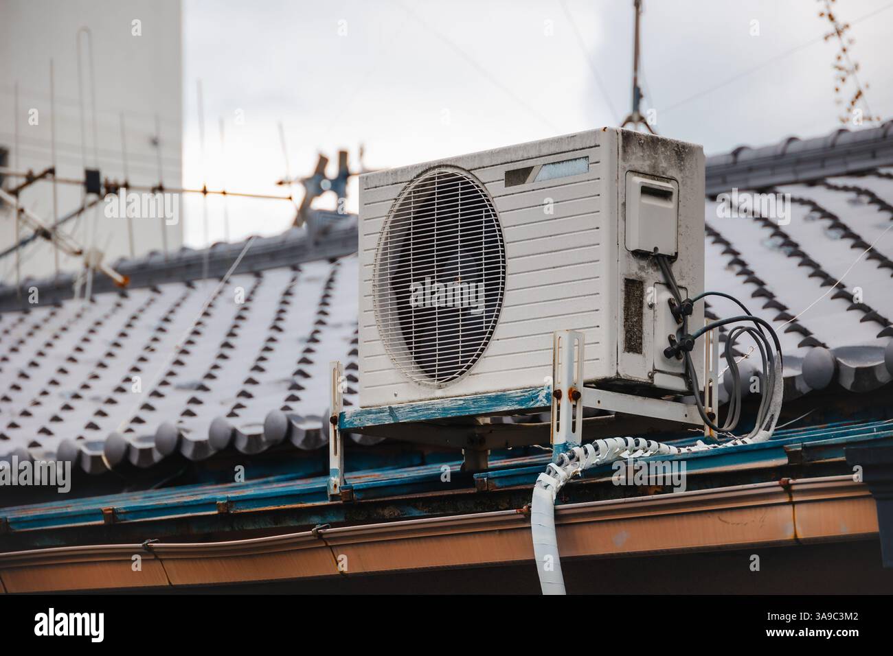 Luftkompressor im Freien, Klimaanlage, alter, verwitterter Wärmetauscher, veralteter Luftventilator Stockfoto