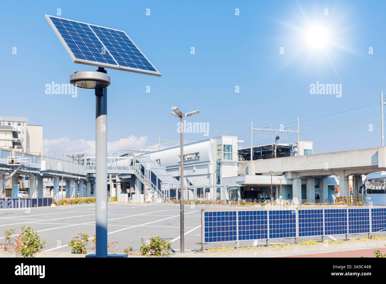 Moderne Stadt mit energiesparender LED Solarenergie Straßenleuchte, Solar Wandsystem im öffentlichen Bereich in Japan Industrieland Stockfoto